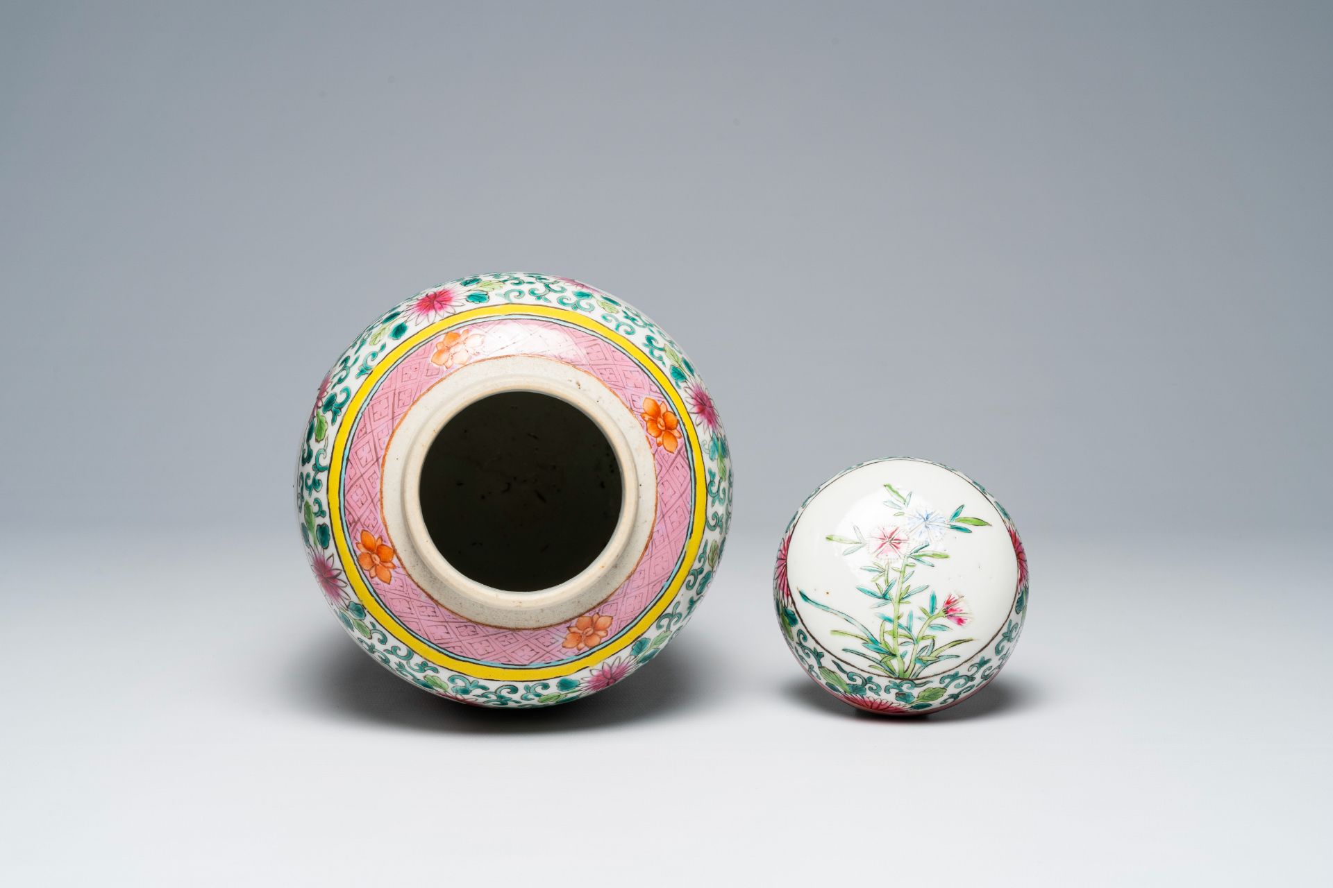 A Chinese famille rose ginger jar and cover with floral design, 19th C. - Image 4 of 5