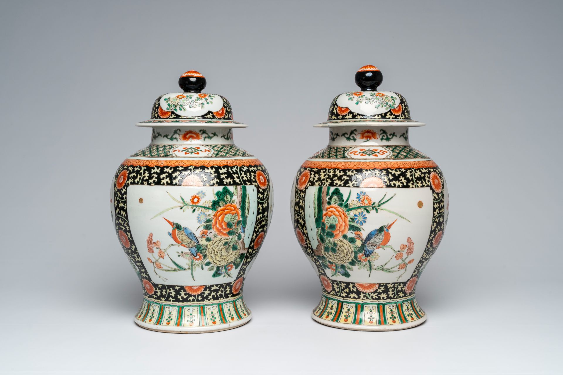 A pair of Chinese famille verte vases and covers with birds on blossoming branches, 19th C. - Image 3 of 6