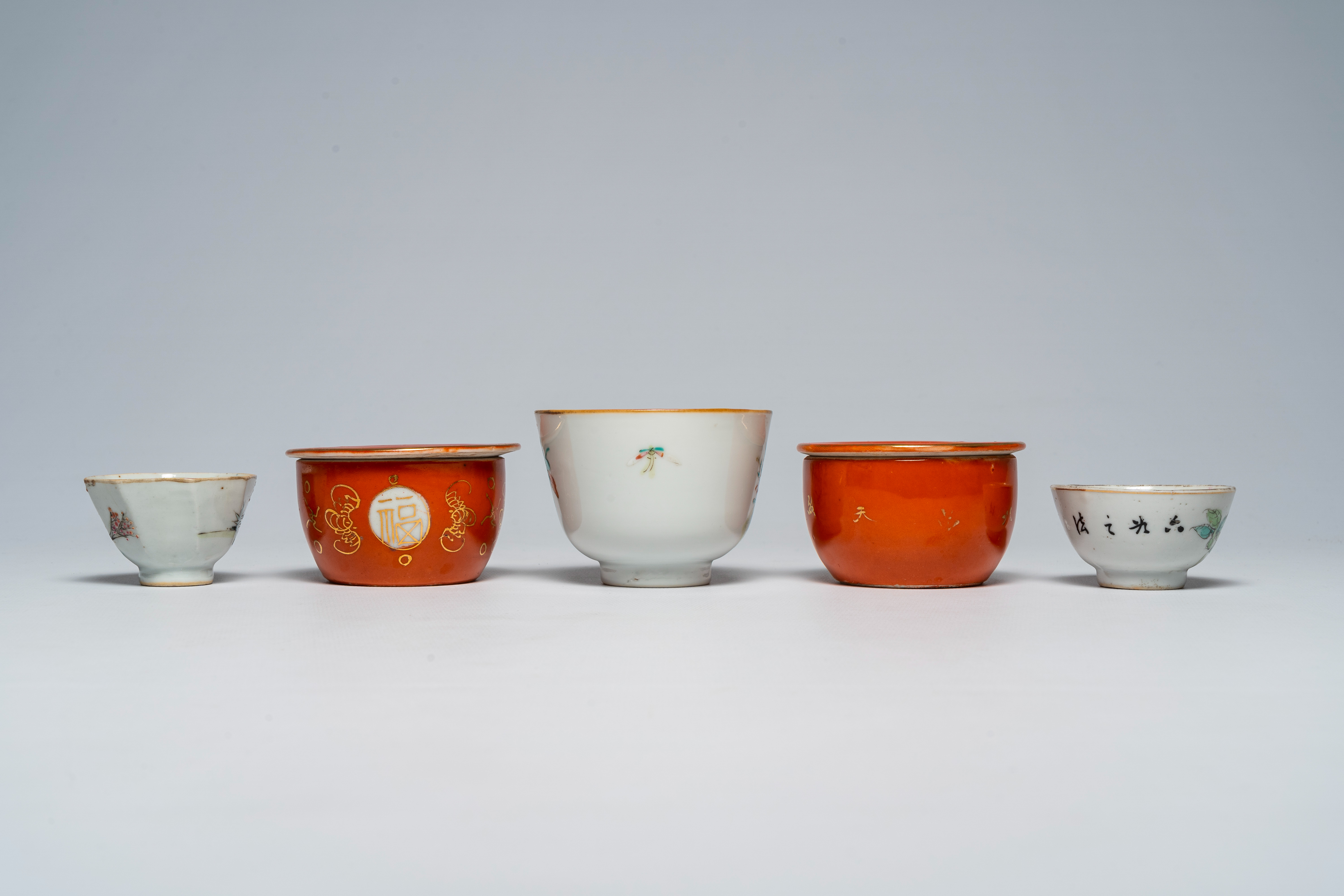 A varied collection of Chinese famille rose bowls, 19th/20th C. - Bild 10 aus 13