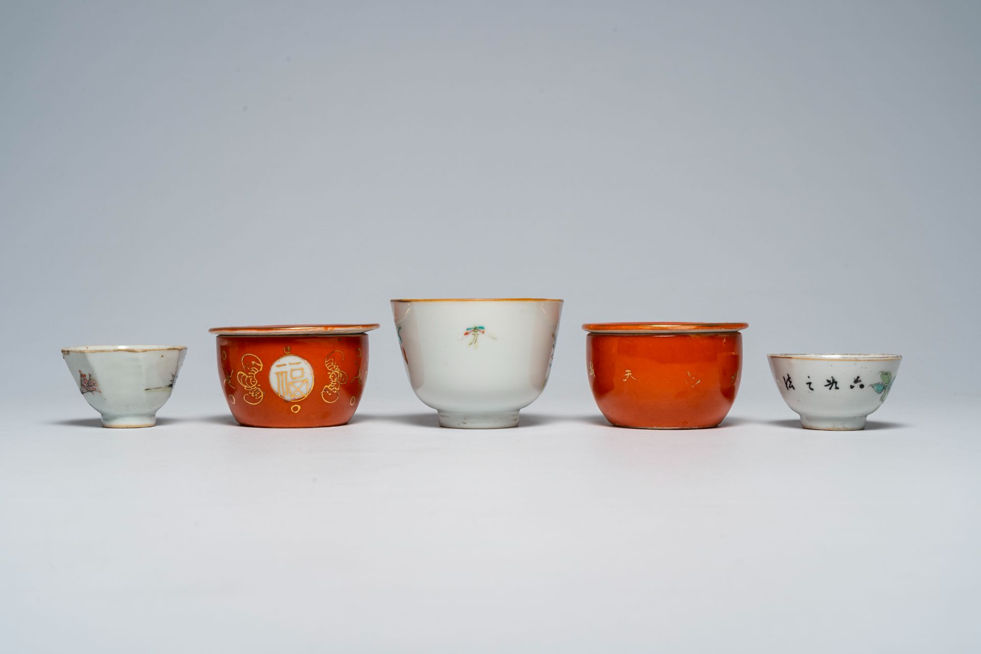 A varied collection of Chinese famille rose bowls, 19th/20th C. - Image 10 of 13