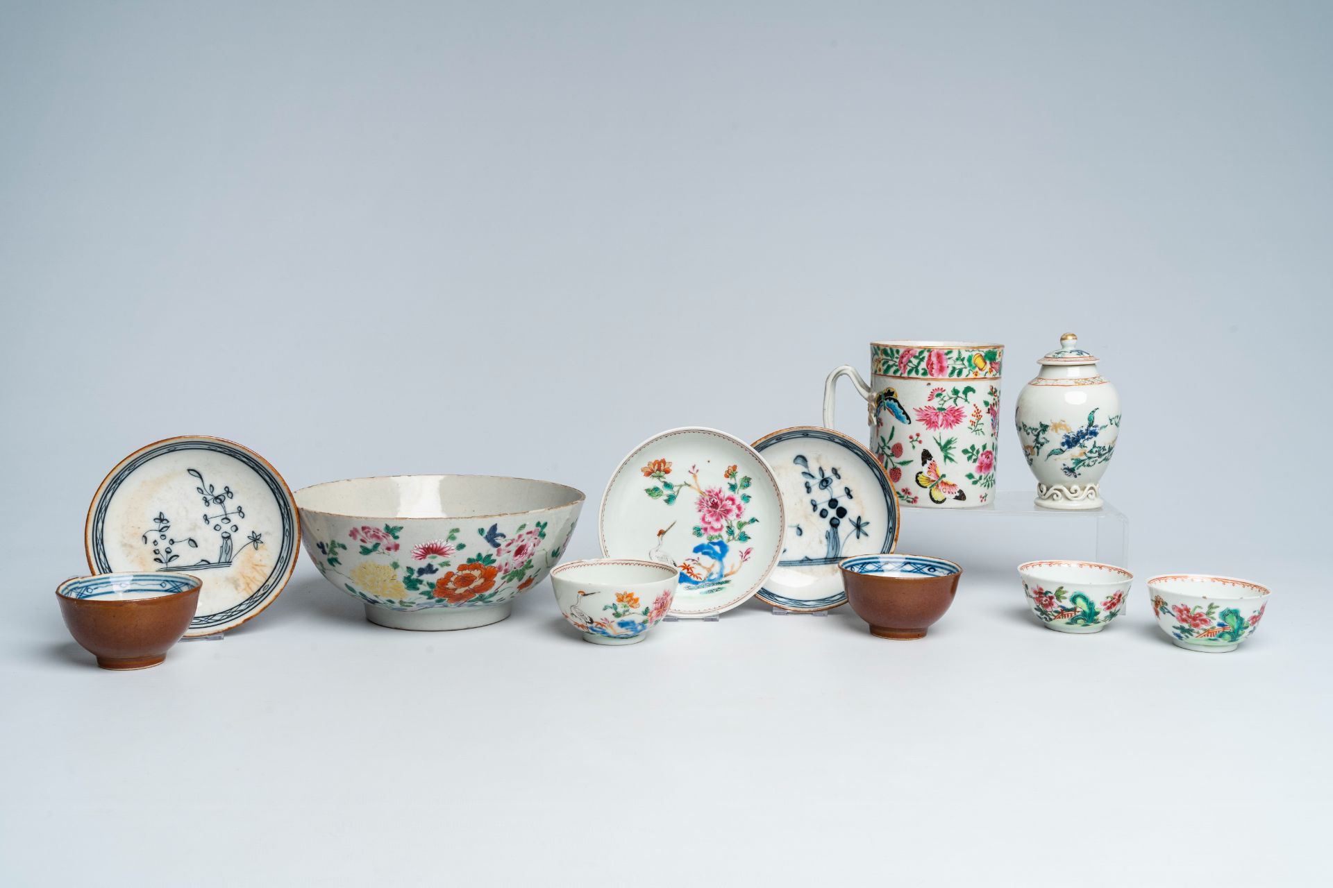 A varied collection of Chinese famille rose and blue and white porcelain, 18th/19th C.