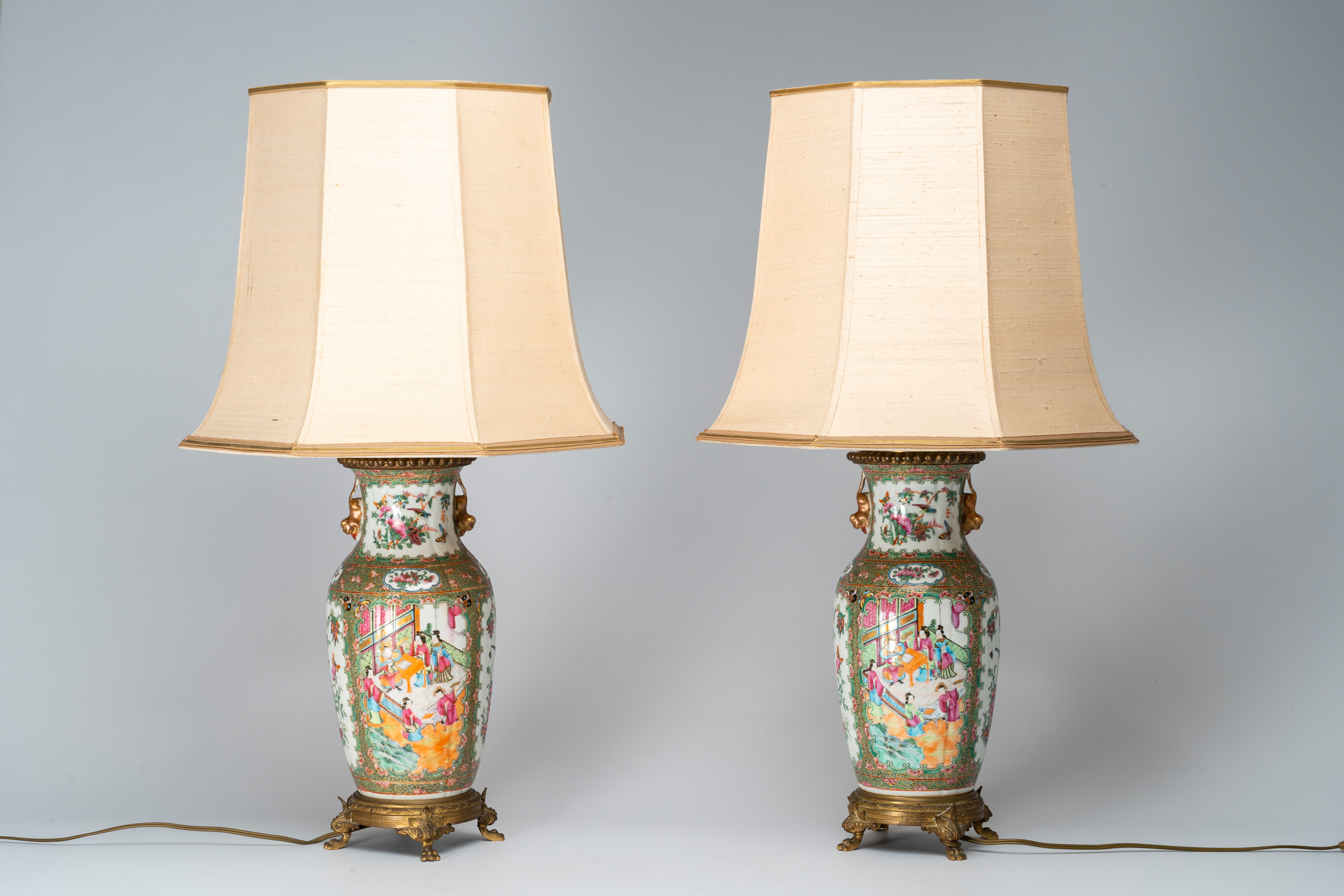 A pair of Chinese Canton famille rose vases with palace scenes mounted as lamps, 19th C. - Bild 2 aus 7