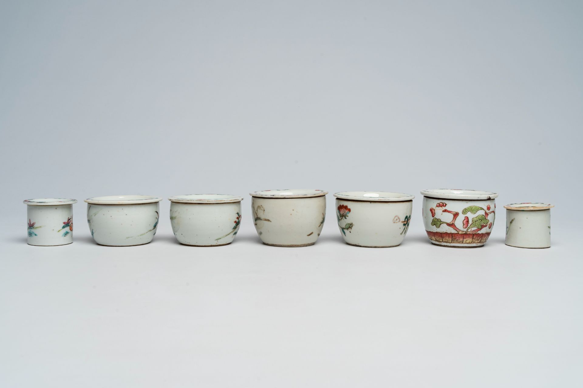 A varied collection of Chinese famille rose porcelain with figures and floral design, 19th/20th C. - Image 10 of 13