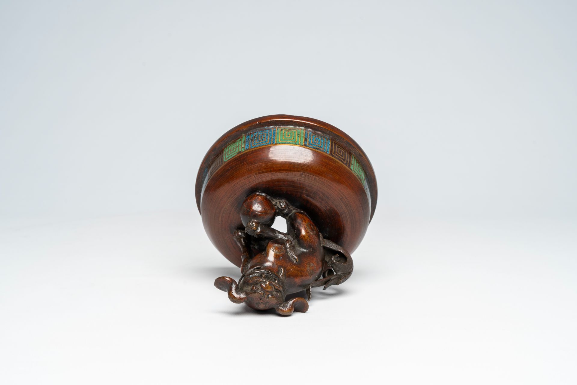 Four Japanese bronze and champlevÃ© vases and a champlevÃ© 'warriors' incense burner, Meiji, 19th/20 - Image 8 of 9