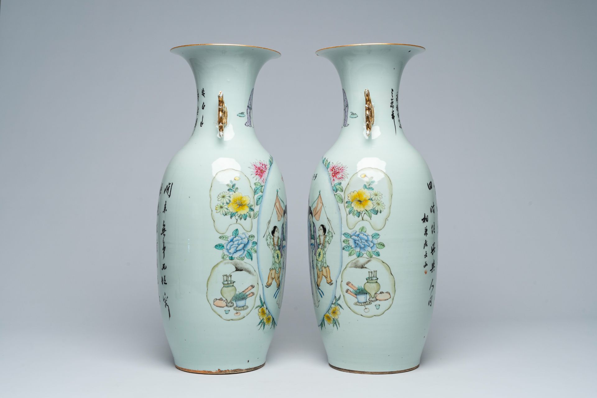 A pair of Chinese famille rose vases with court ladies and playing children, 19th/20th C. - Image 4 of 6