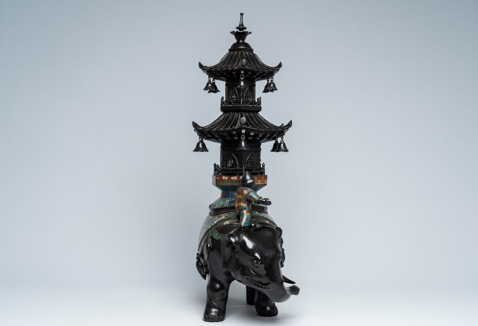 A large Japanese champlevÃ© bronze group with an elephant bearing a pagoda, Edo/Meiji, 19th/20th C. - Image 5 of 11