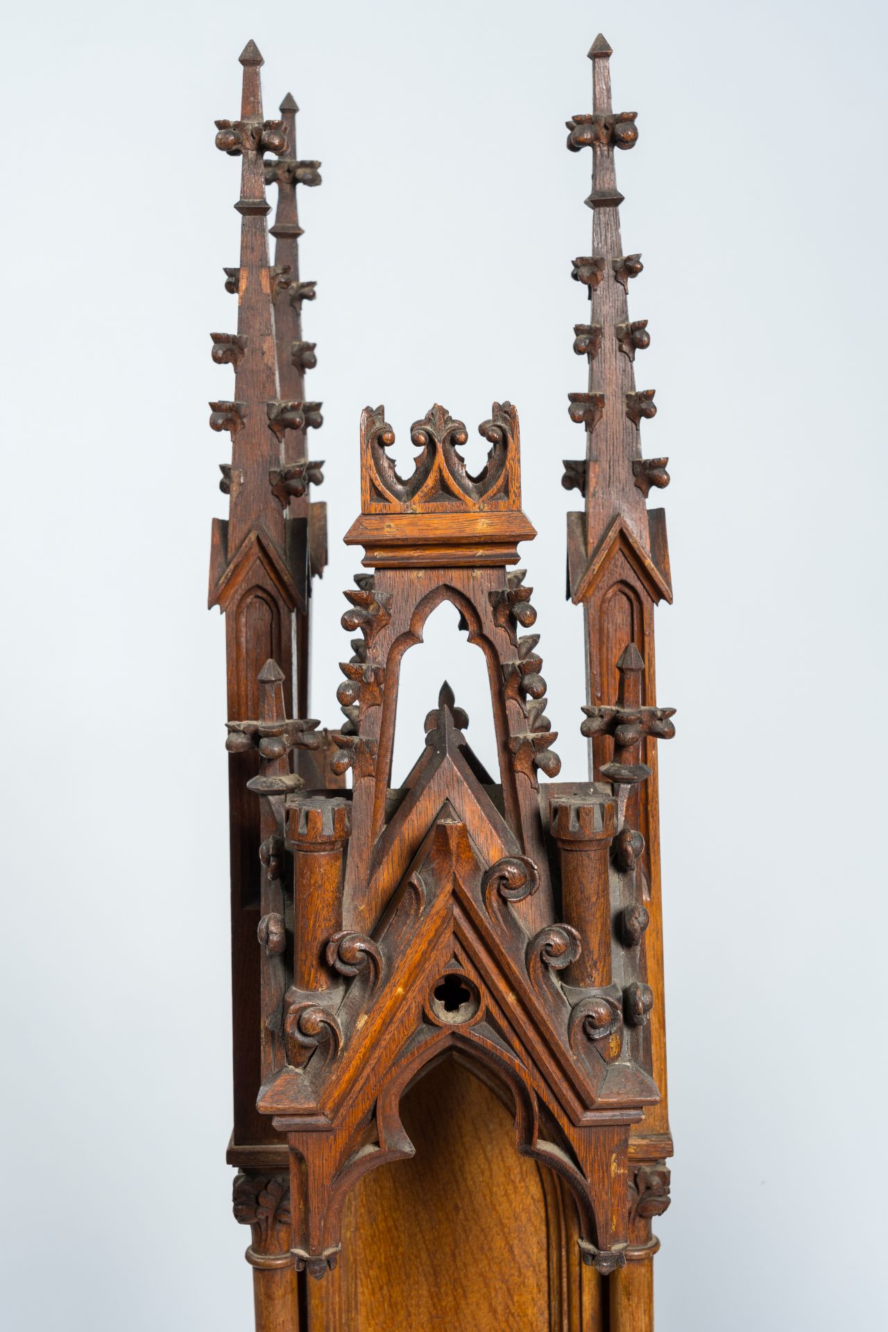 A pair of French Gothic revival oak sculpture niches, late 19th C. - Bild 5 aus 5