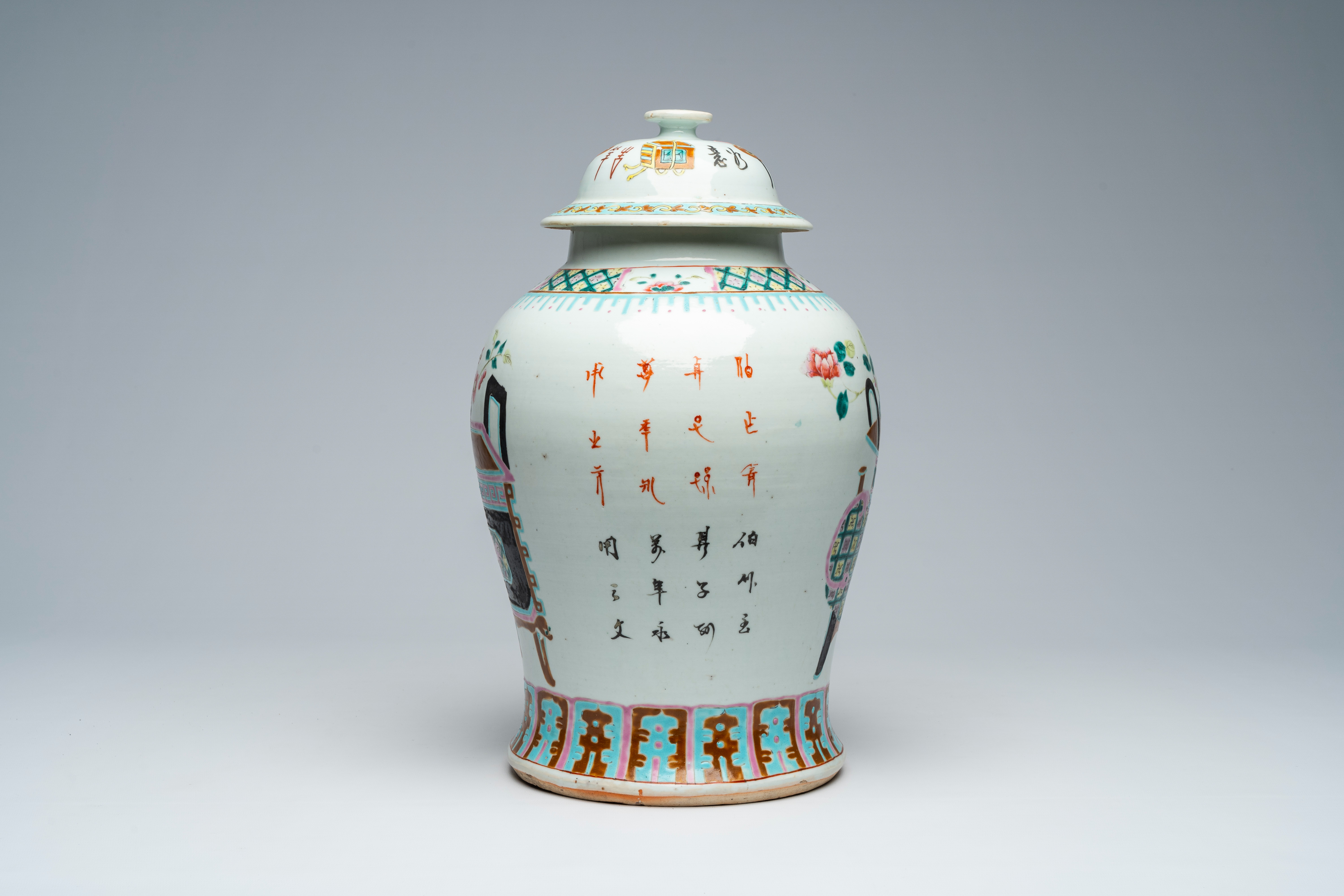 A Chinese famille rose vase and cover with antiquities and floral design, 19th C. - Bild 4 aus 6