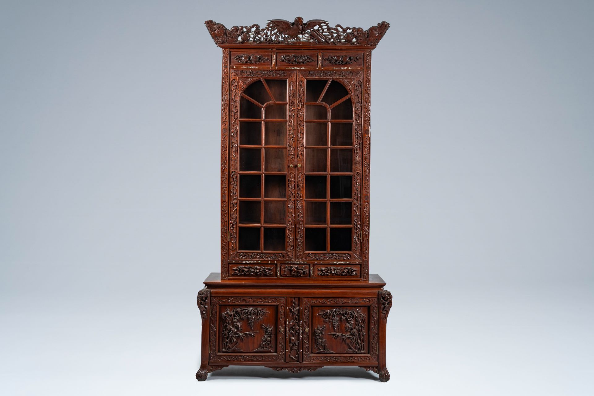 A Chinese or Vietnamese wooden four-door display cabinet with mother-of-pearl inlay, ca. 1900 - Image 2 of 15