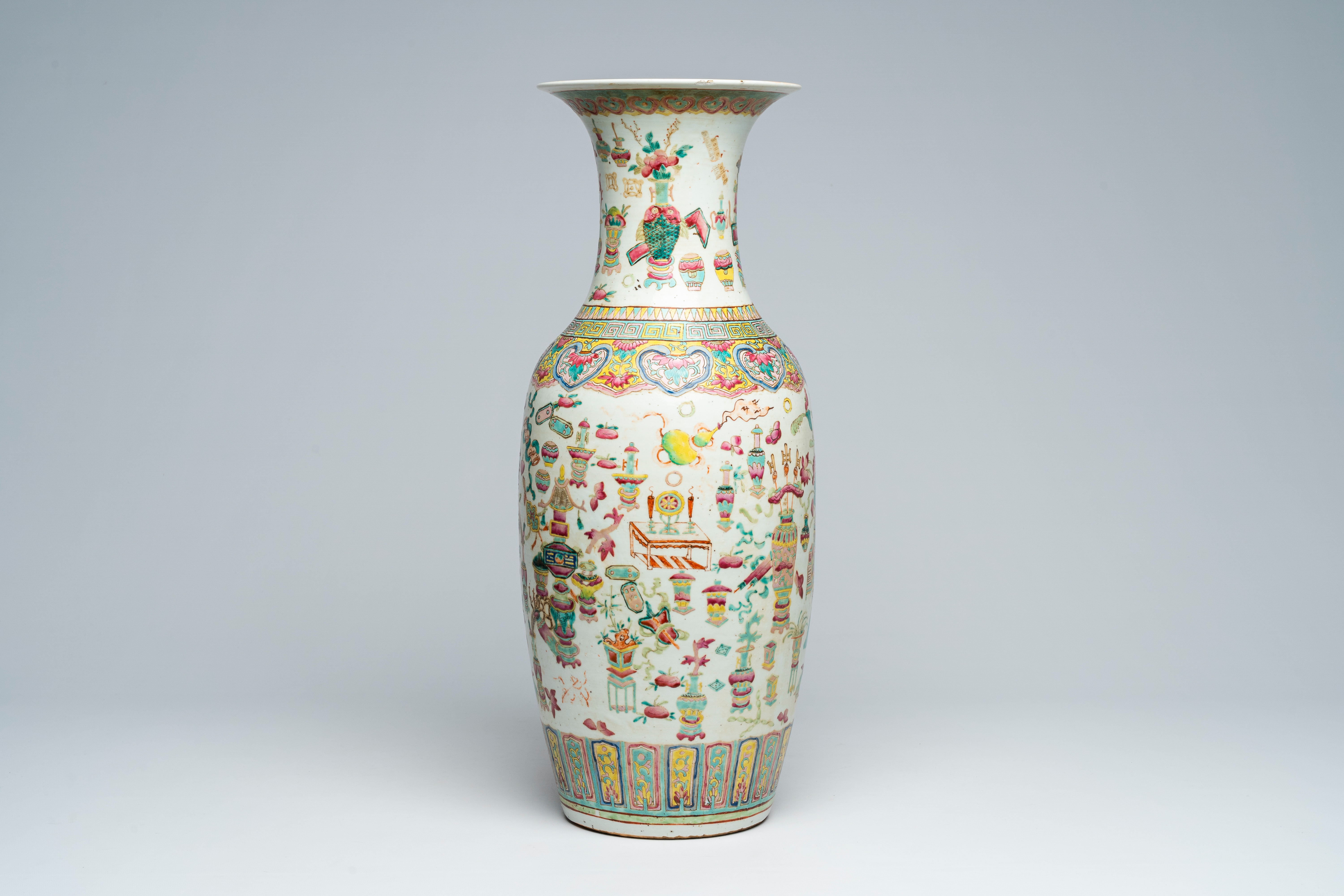 A Chinese famille rose 'antiquities' vase, 19th C. - Bild 3 aus 6