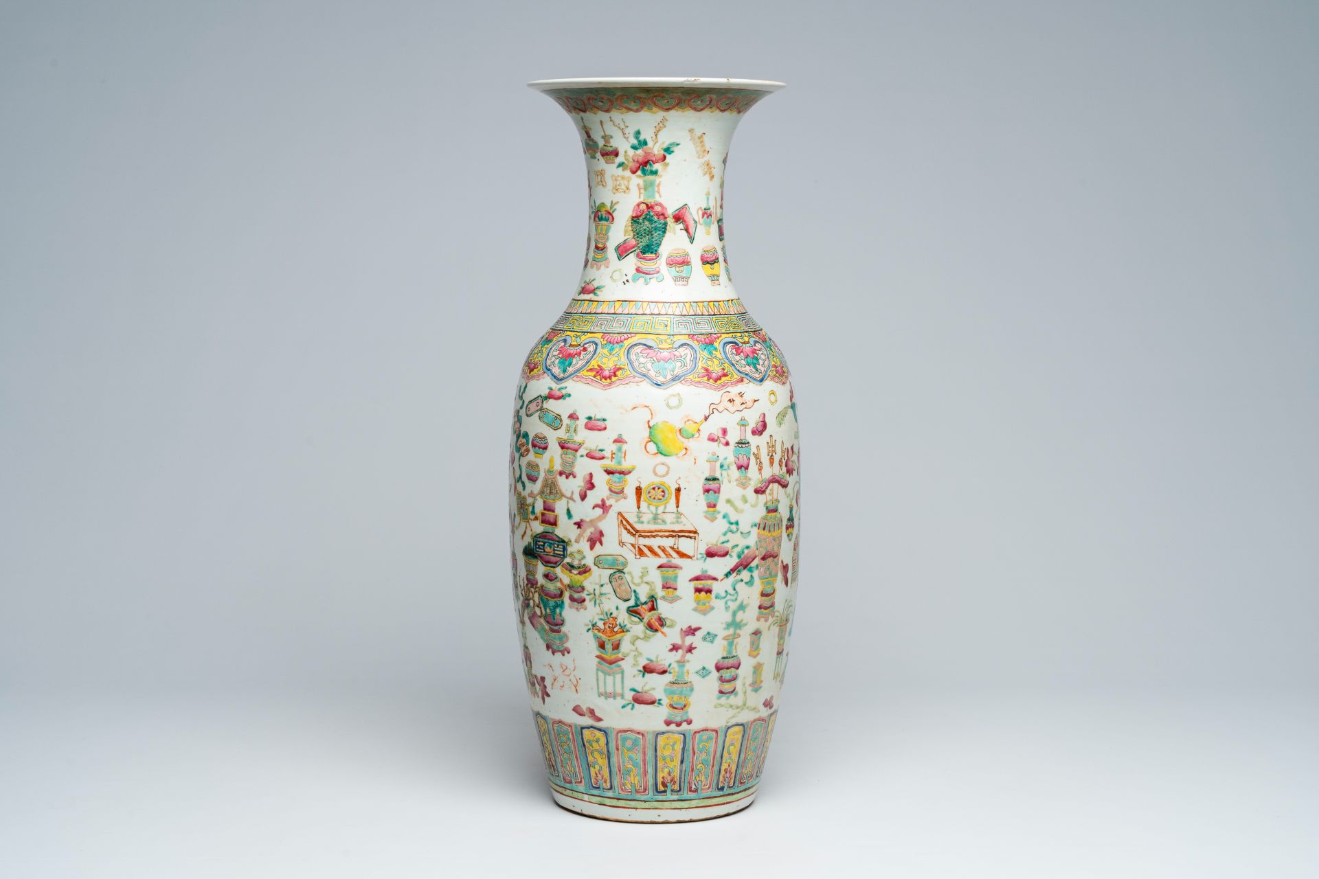 A Chinese famille rose 'antiquities' vase, 19th C. - Image 3 of 6