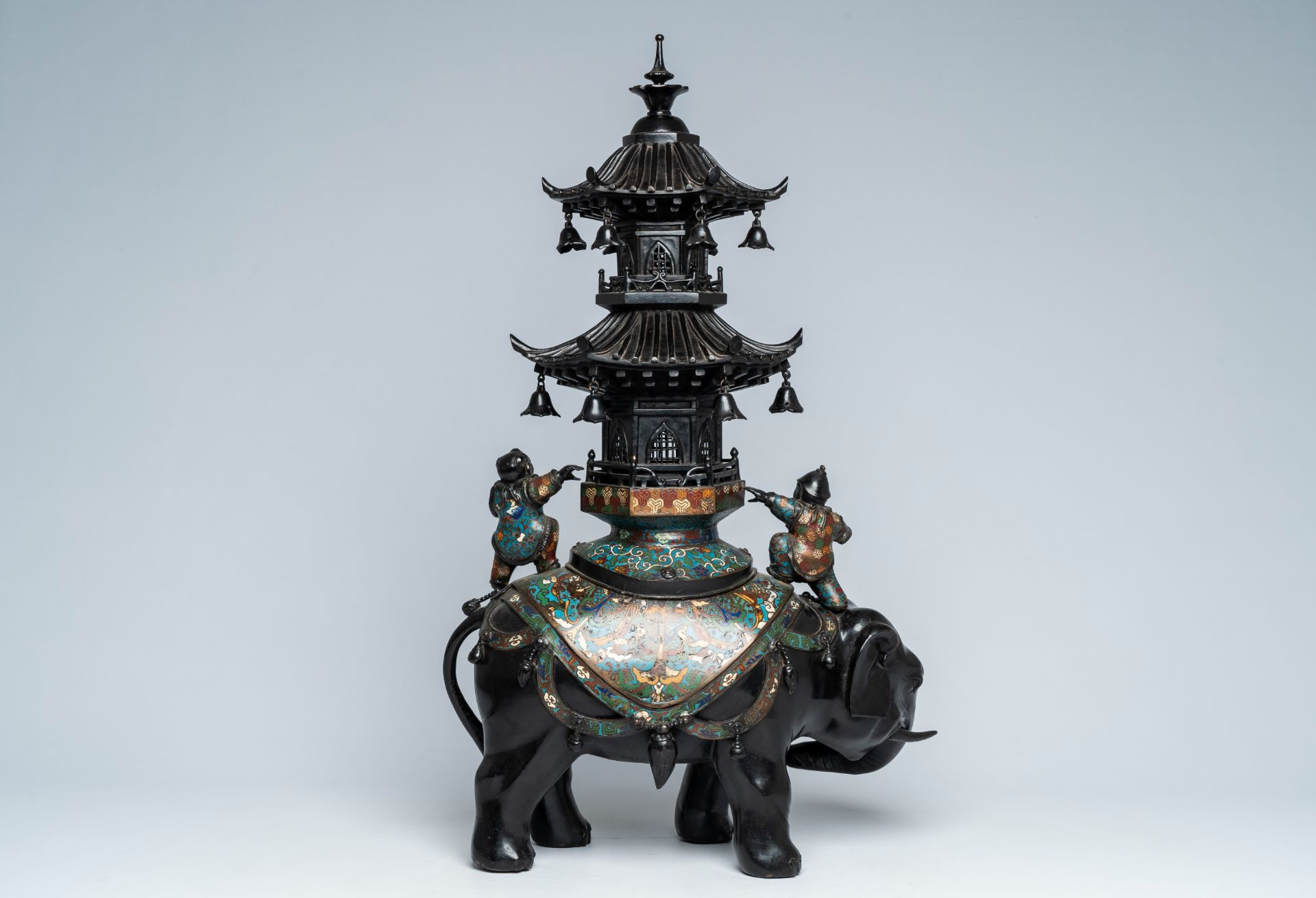 A large Japanese champlevÃ© bronze group with an elephant bearing a pagoda, Edo/Meiji, 19th/20th C. - Image 4 of 11