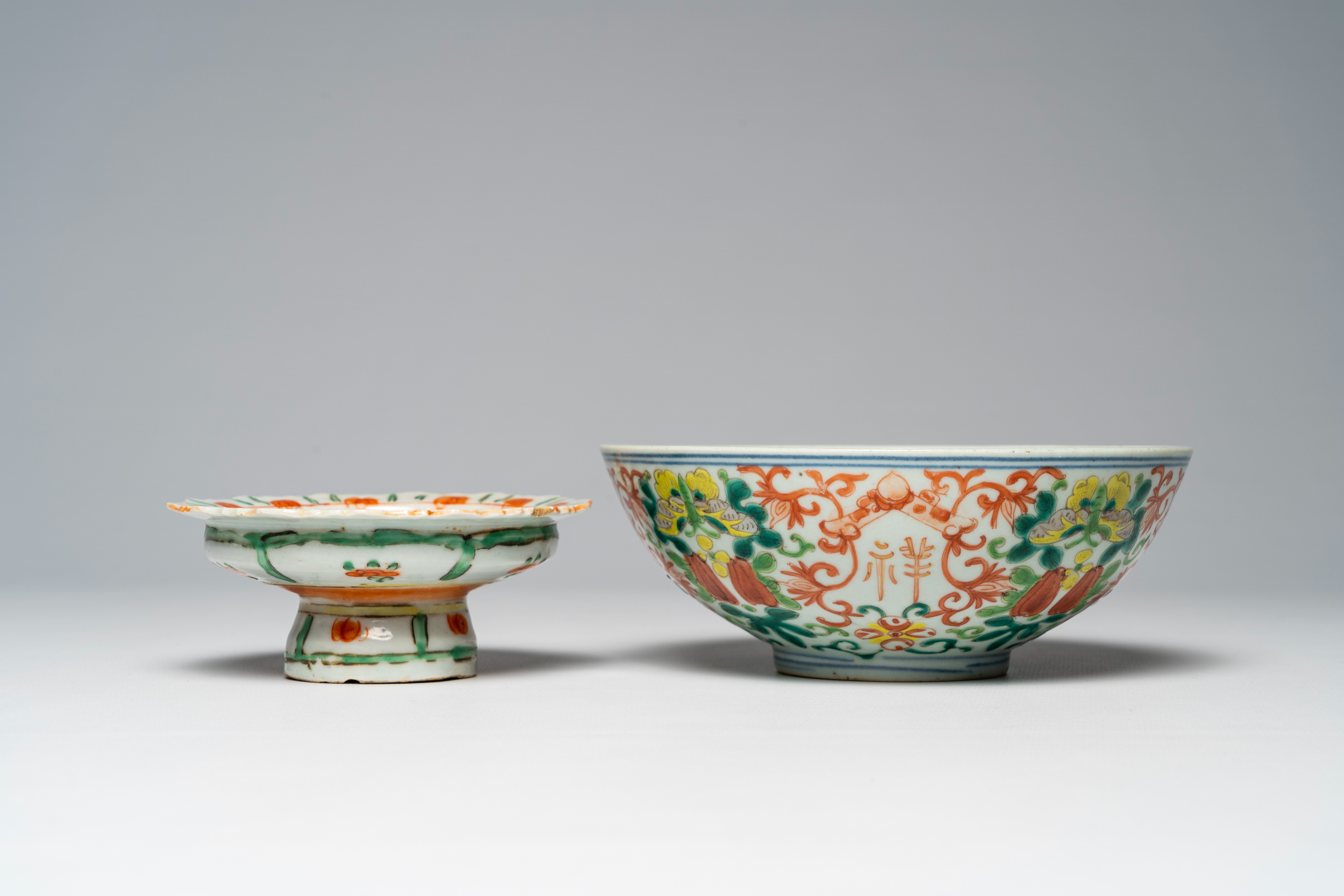 A varied collection of Chinese famille rose and polychrome porcelain, 19th/20th C. - Bild 13 aus 16