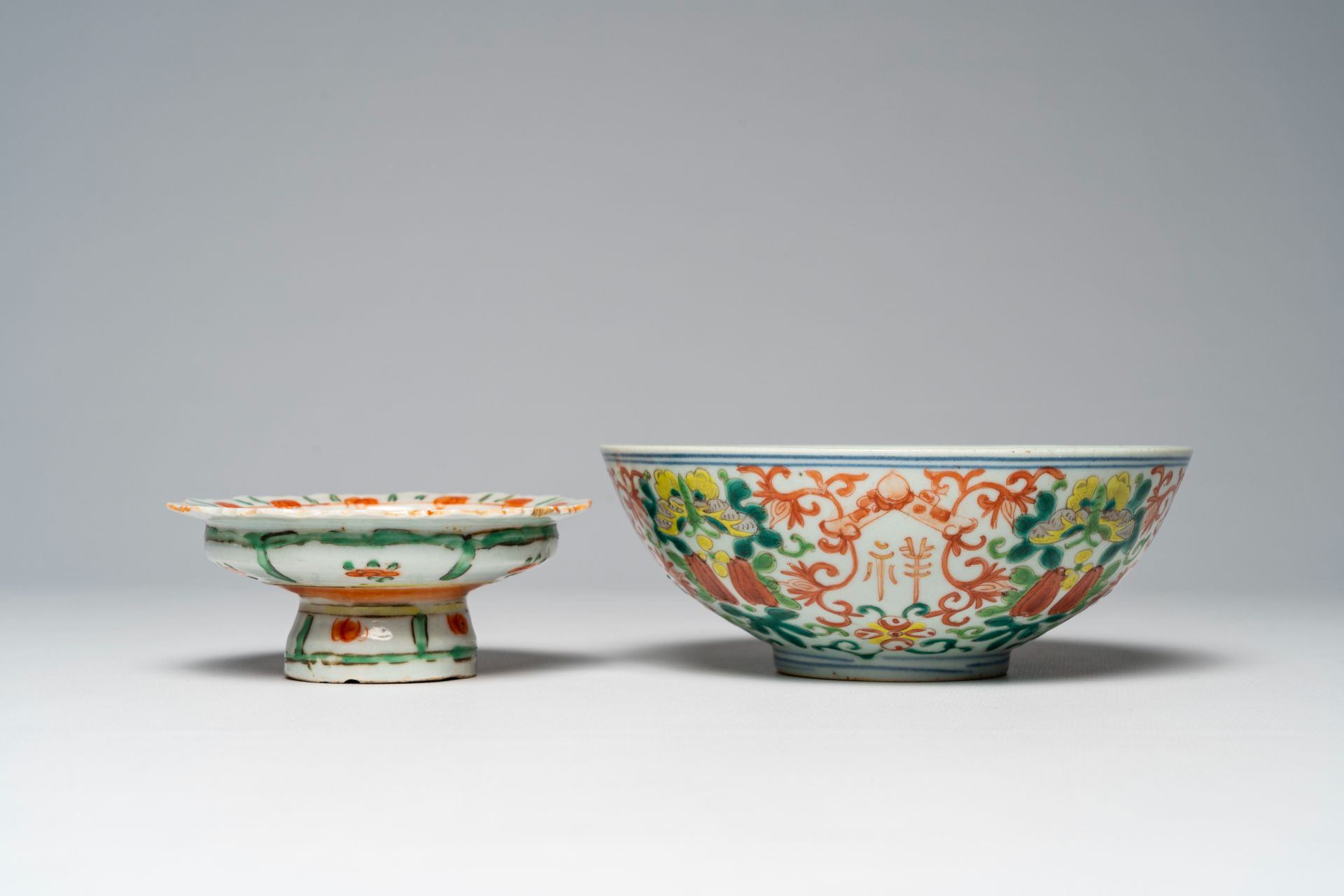 A varied collection of Chinese famille rose and polychrome porcelain, 19th/20th C. - Image 13 of 16