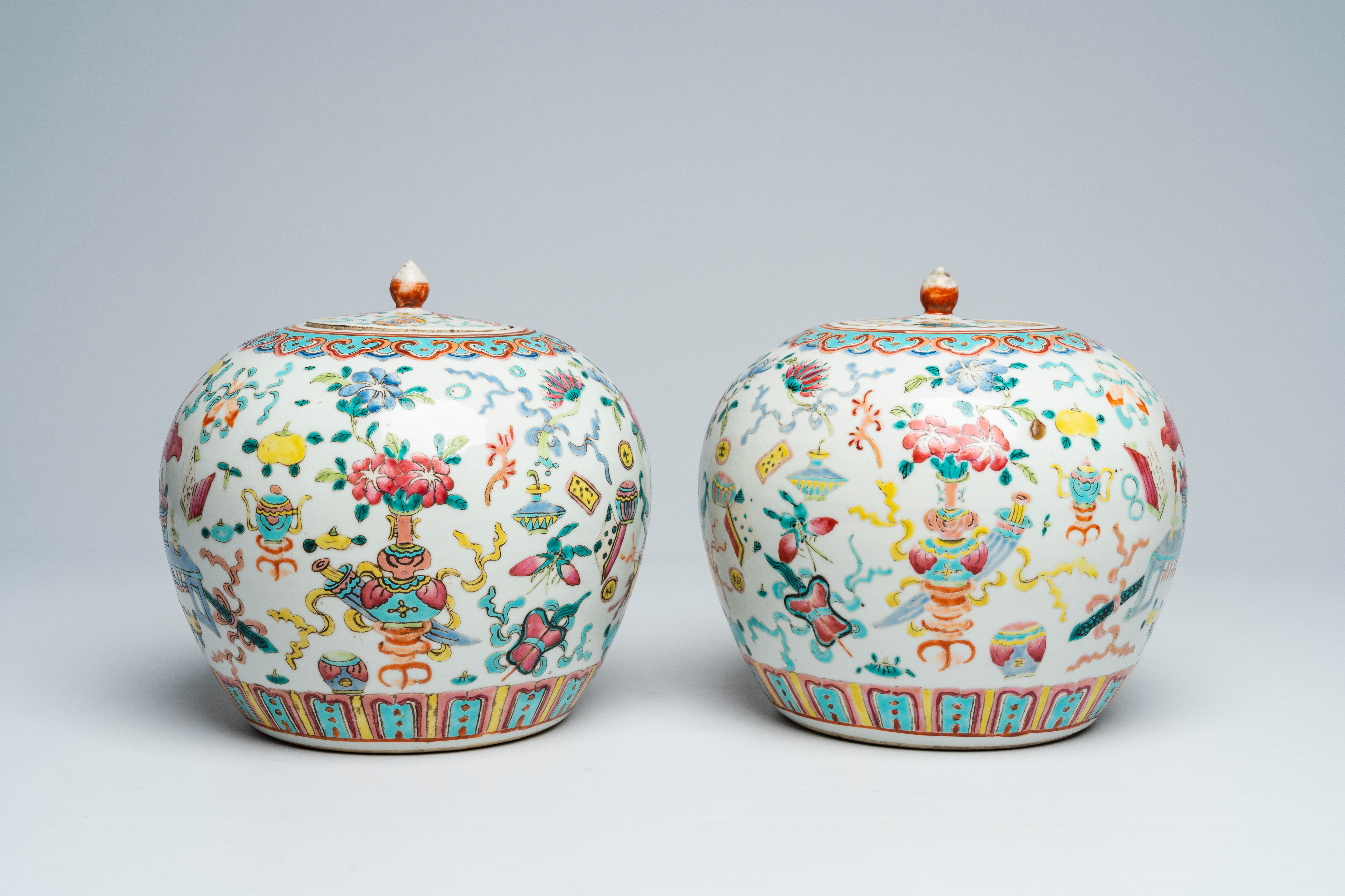 Two Chinese famille rose 'antiquities' jars and covers, 19th C. - Bild 2 aus 6