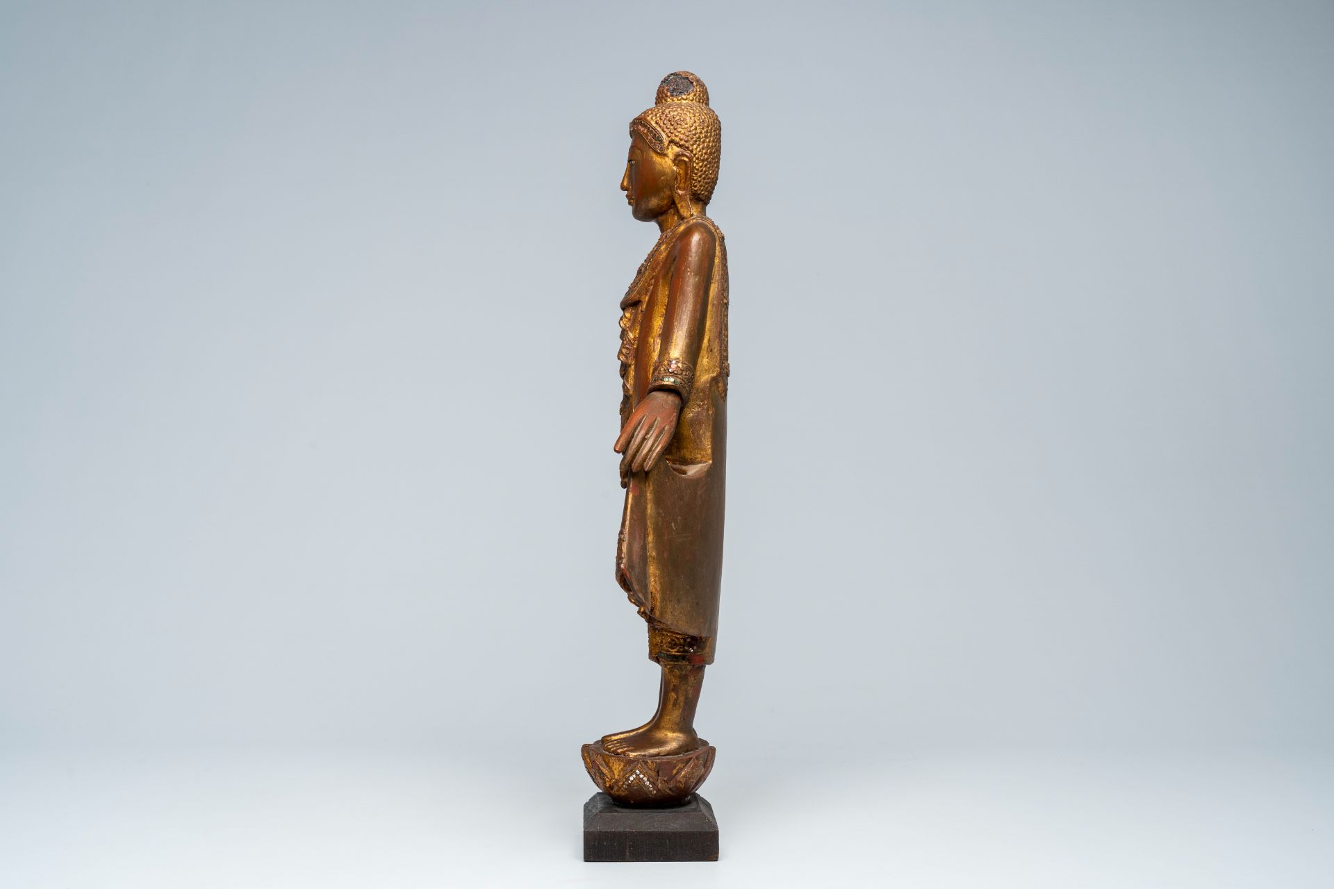 A Thai inlaid gilt wood figure of a standing Buddha, 20th C. - Image 3 of 7