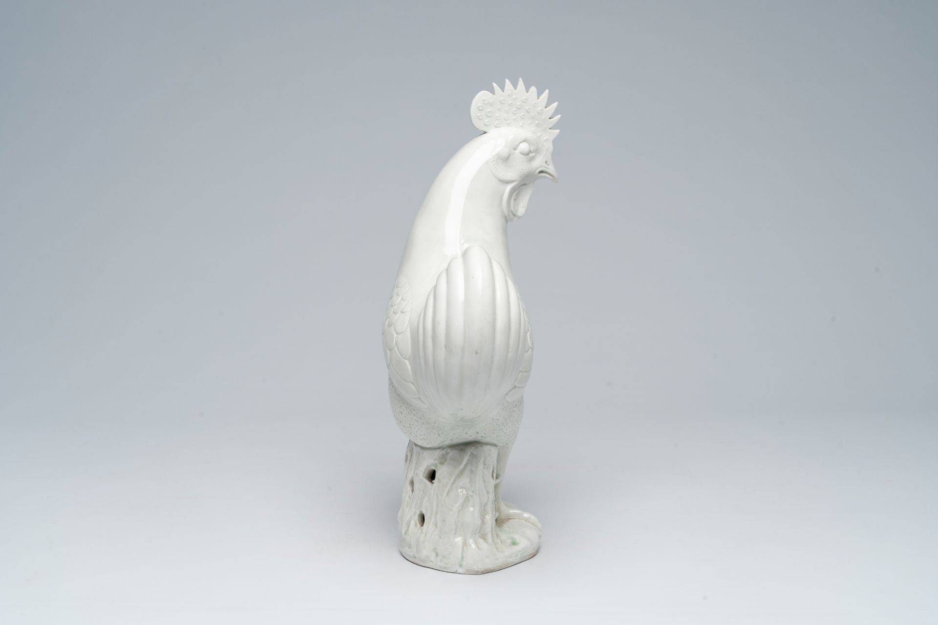 A large Chinese blanc de chine model of a rooster, 19th C. - Image 5 of 7