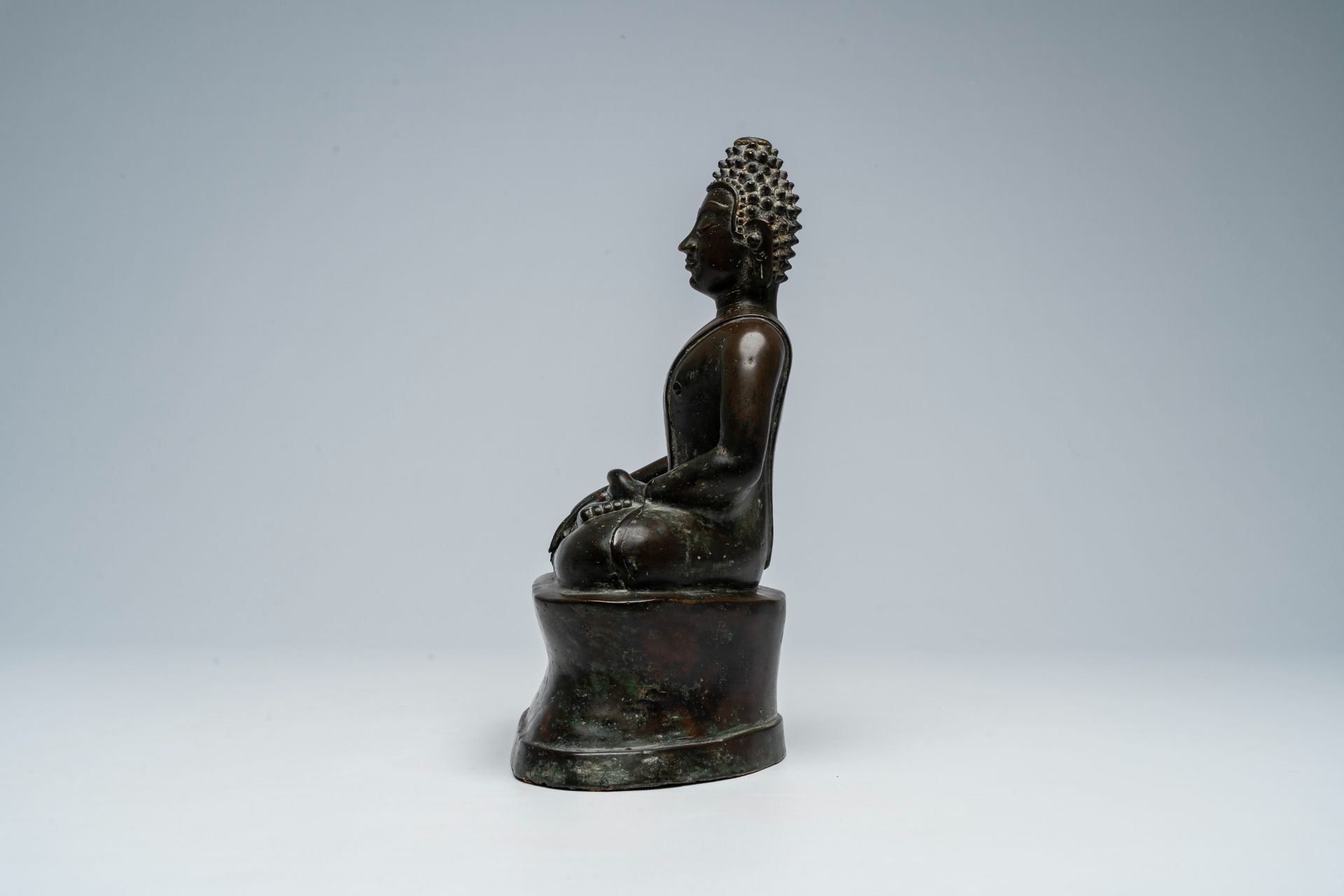 A Thai patinated bronze figure of a seated Buddha, possibly 16th C. - Image 3 of 7