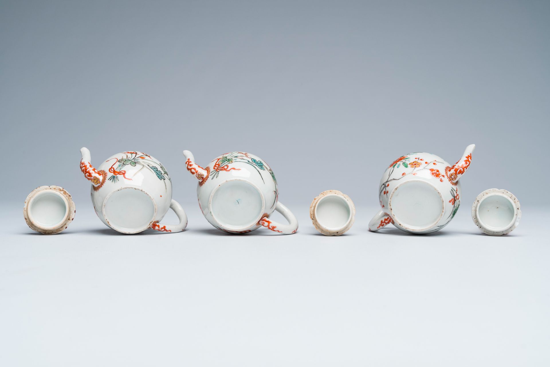 Three Japanese Kakiemon style teapots and covers with floral design, Edo, late 17th C. - Image 7 of 7