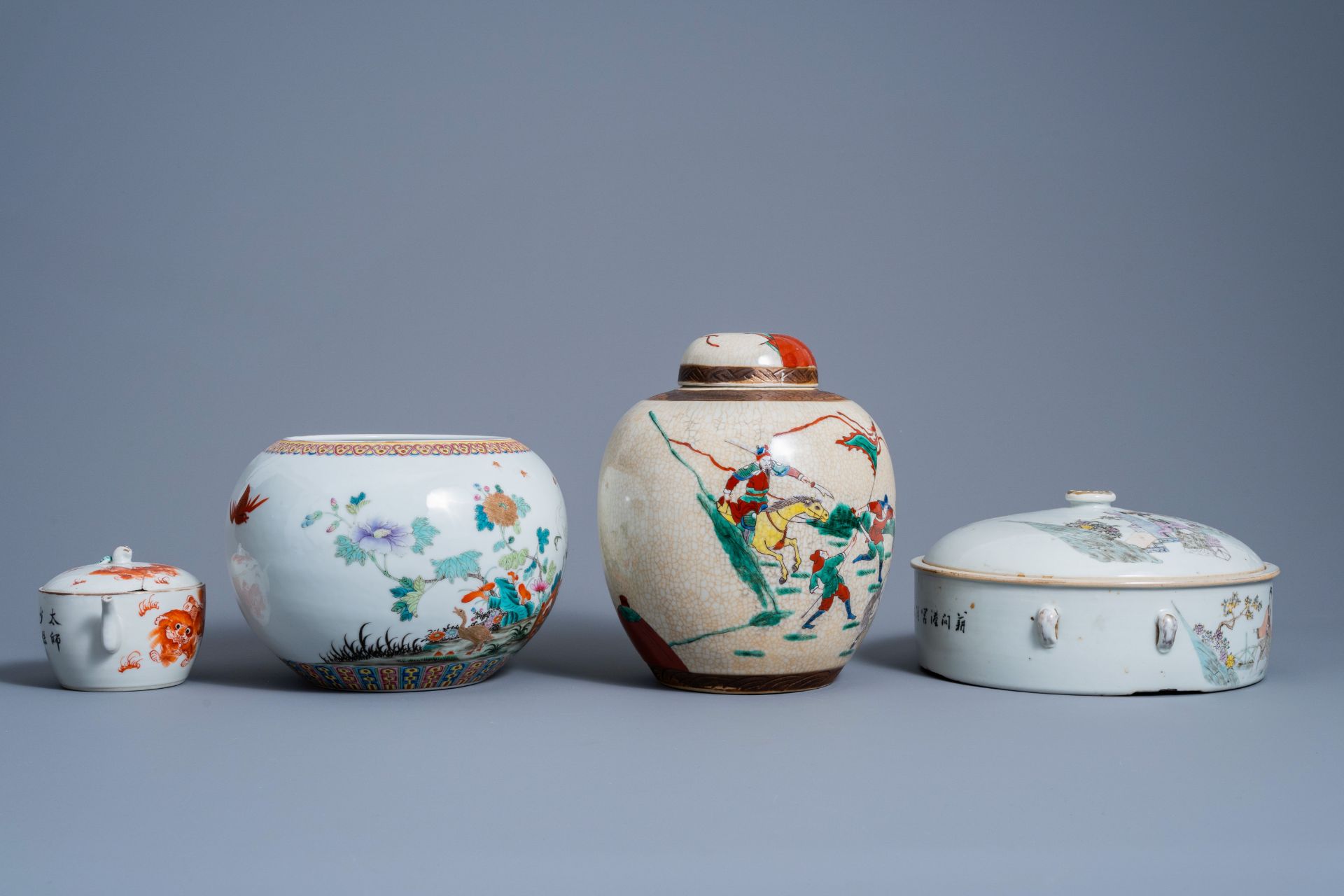 A varied collection of Chinese polychrome porcelain, 19th/20th C. - Image 5 of 9