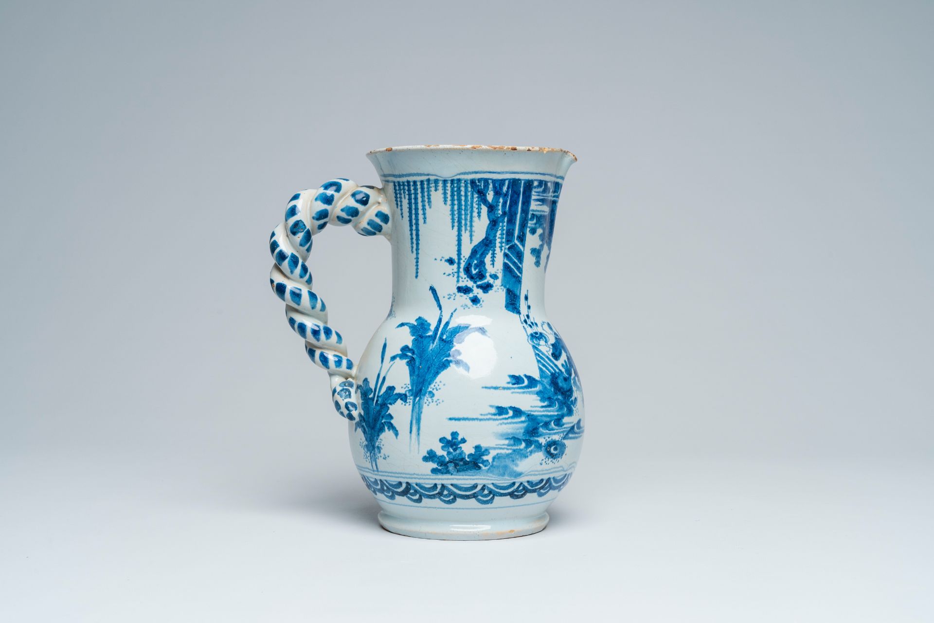 A large French blue and white earthenware 'chinoiserie' jug with floral design, Nevers, 17th C. - Bild 3 aus 6