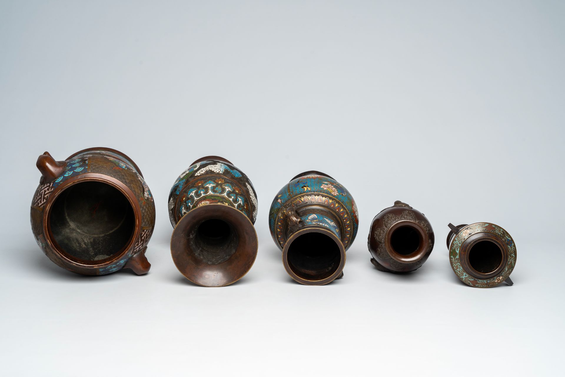 Four Japanese bronze and champlevÃ© vases and a champlevÃ© 'warriors' incense burner, Meiji, 19th/20 - Image 6 of 9