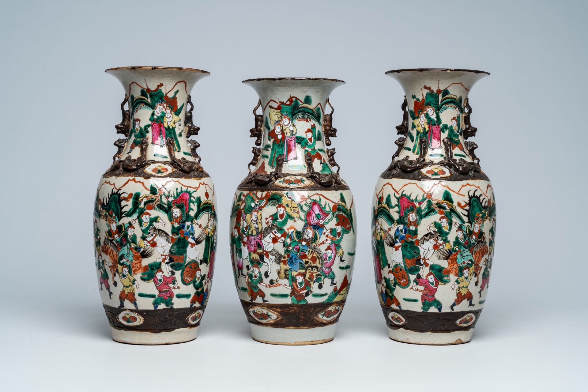 Three Chinese Nanking crackle glazed famille rose 'warrior' vases, 19th C. - Bild 3 aus 6