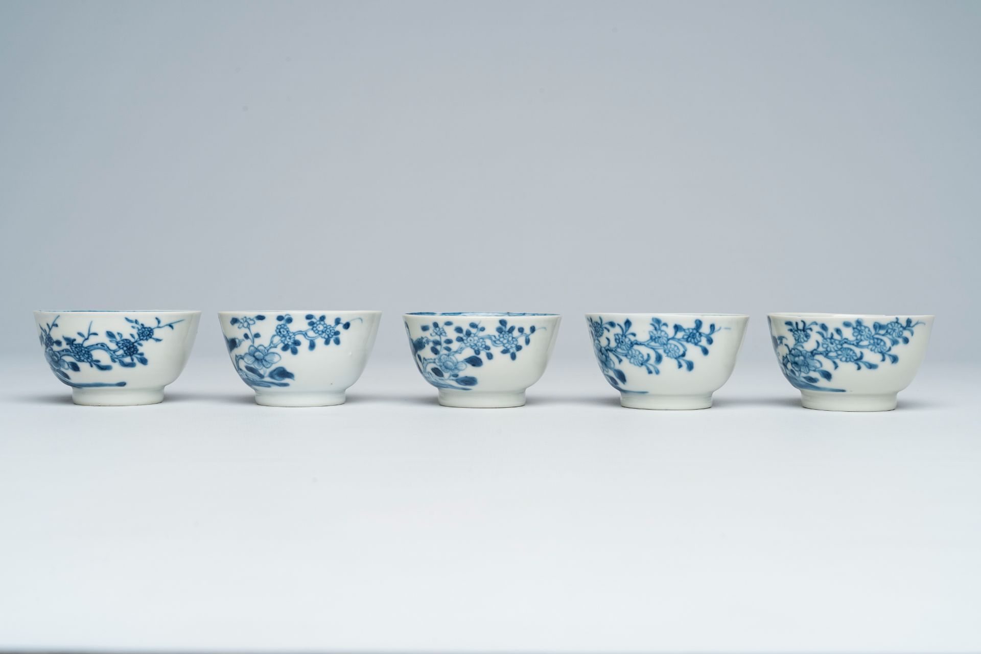 A varied collection of Chinese blue and white cups and saucers, 18th/19th C. - Bild 7 aus 11