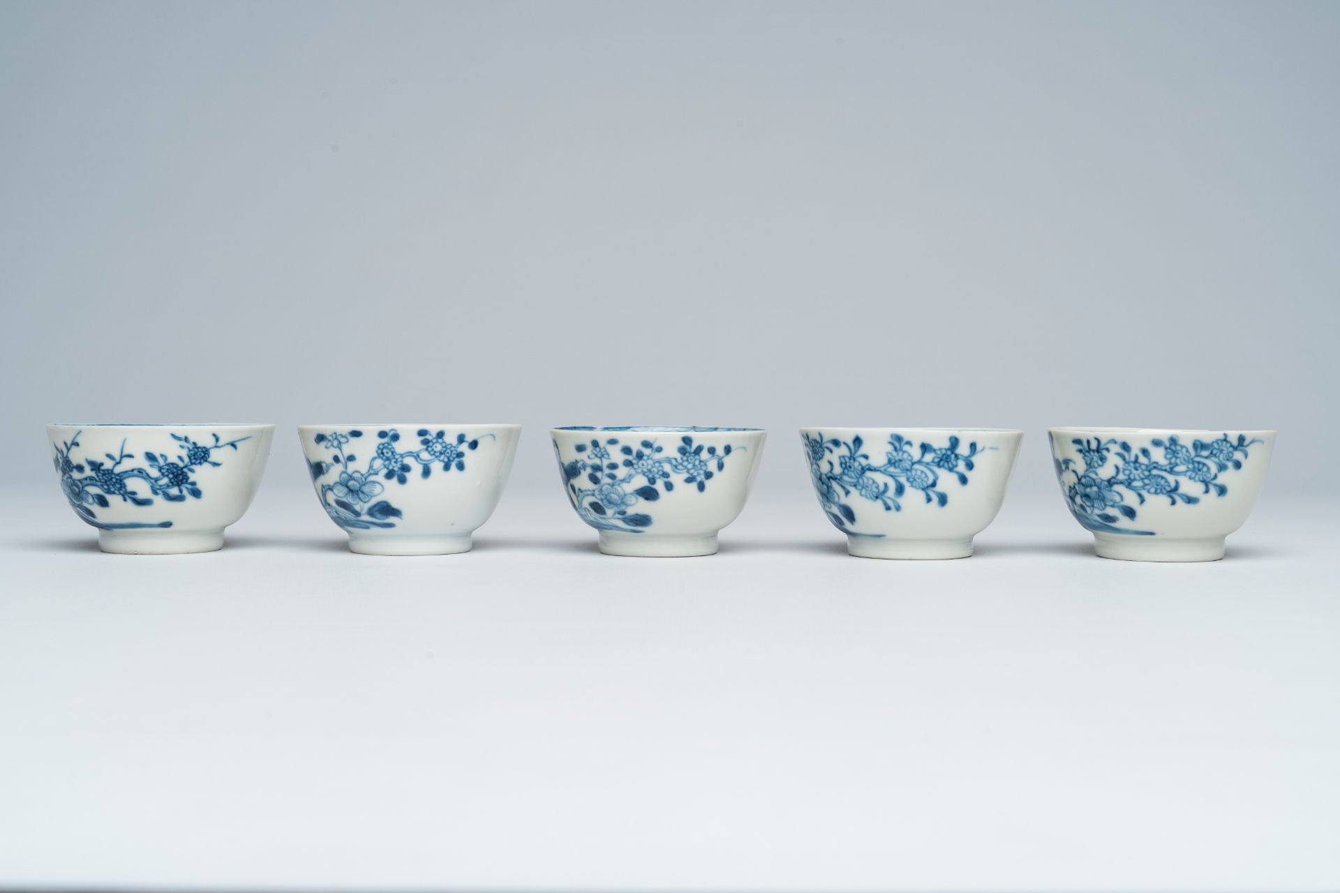 A varied collection of Chinese blue and white cups and saucers, 18th/19th C. - Image 7 of 11