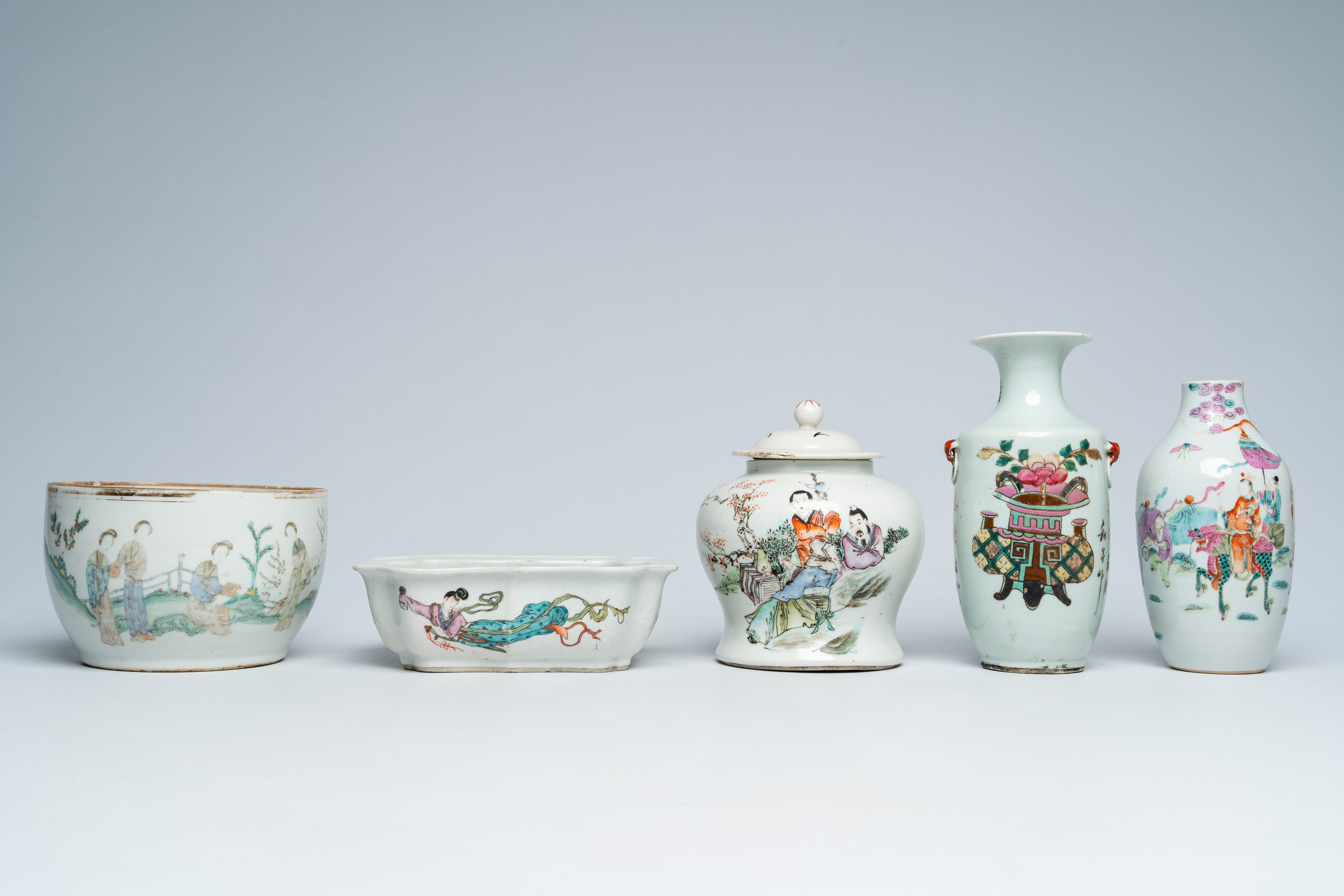 A varied collection of Chinese famille rose and qianjiang cai porcelain, 19th/20th C. - Image 2 of 15