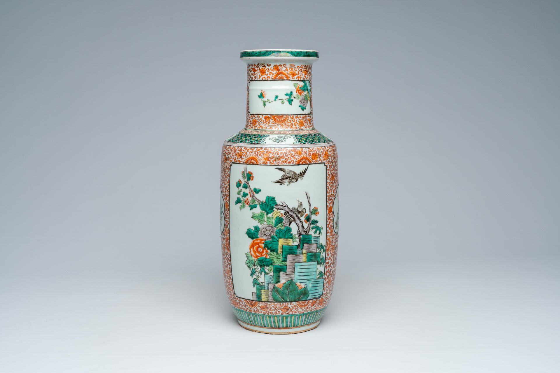 A Chinese famille verte vase with birds among blossoming branches, 19th C. - Image 3 of 6