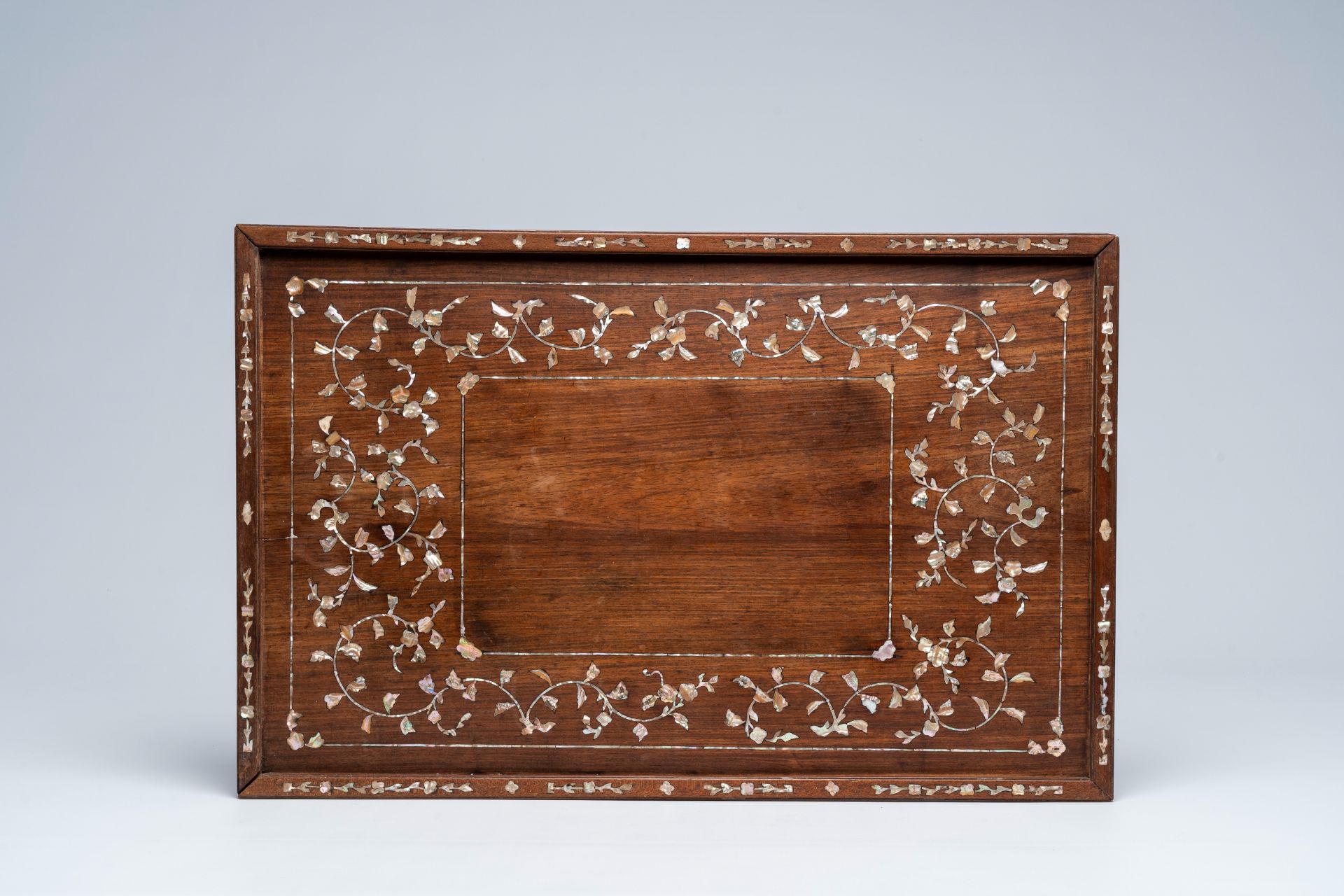 A large Chinese mother of pearl-inlaid wooden tray and a box and cover, 19th/20th C. - Image 3 of 13