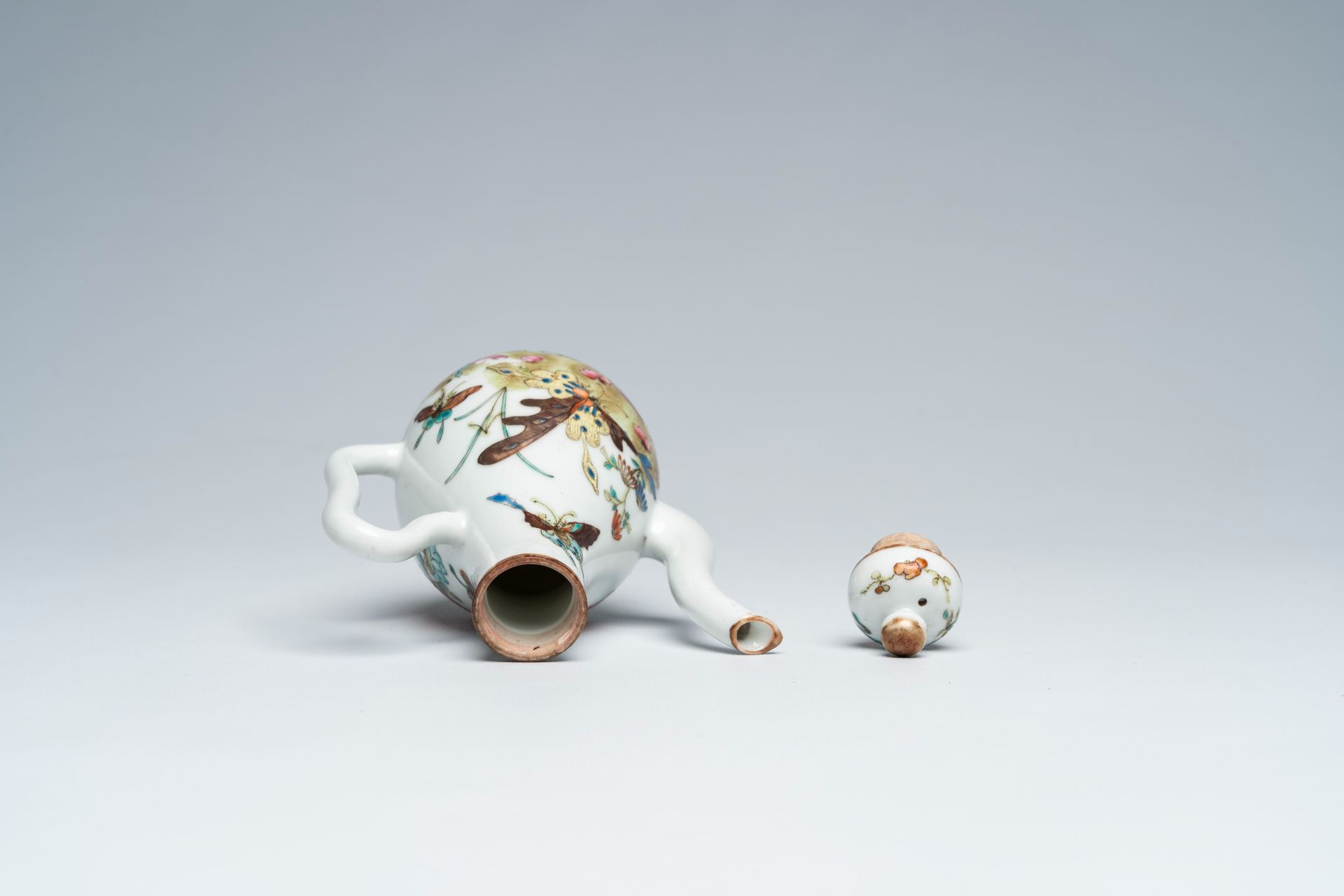 A Chinese famille rose ewer and cover and a pair of peach-shaped saucers with floral design, 19th C. - Image 9 of 10