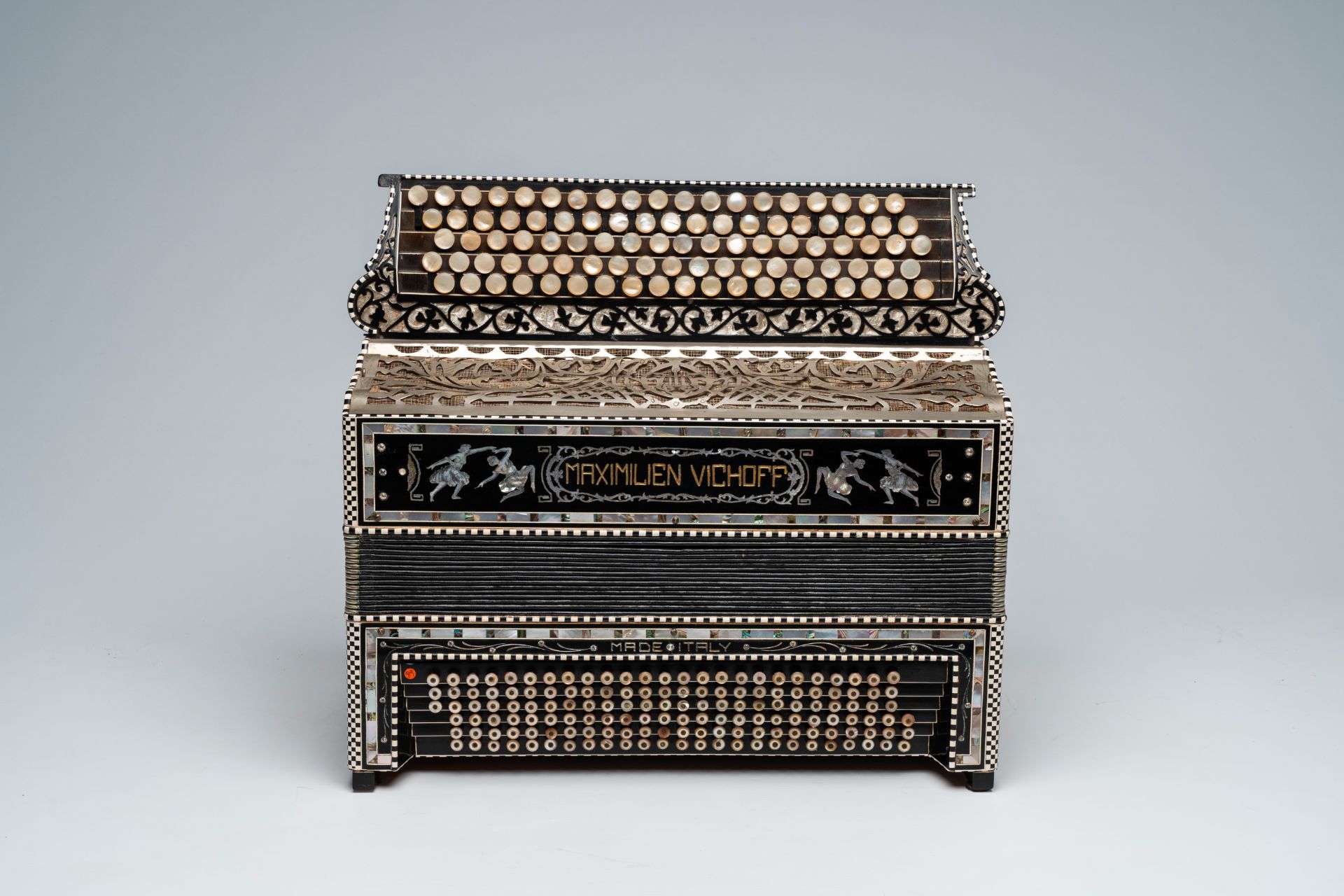 An Italian 'Maximilien Vichoff' chromatic accordion with button keyboard and box, ca. 1930 - Image 3 of 6