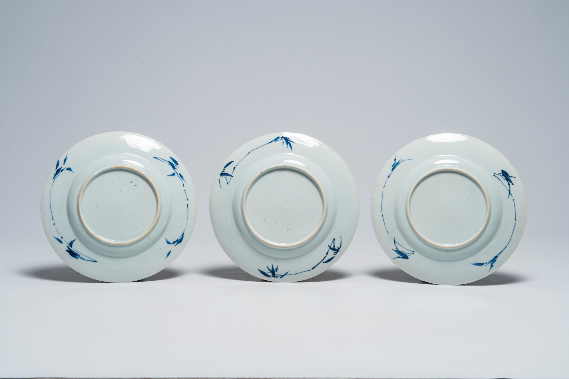 Six Chinese blue and white plates with a flower basket, Kangxi/Yongzheng - Image 3 of 5
