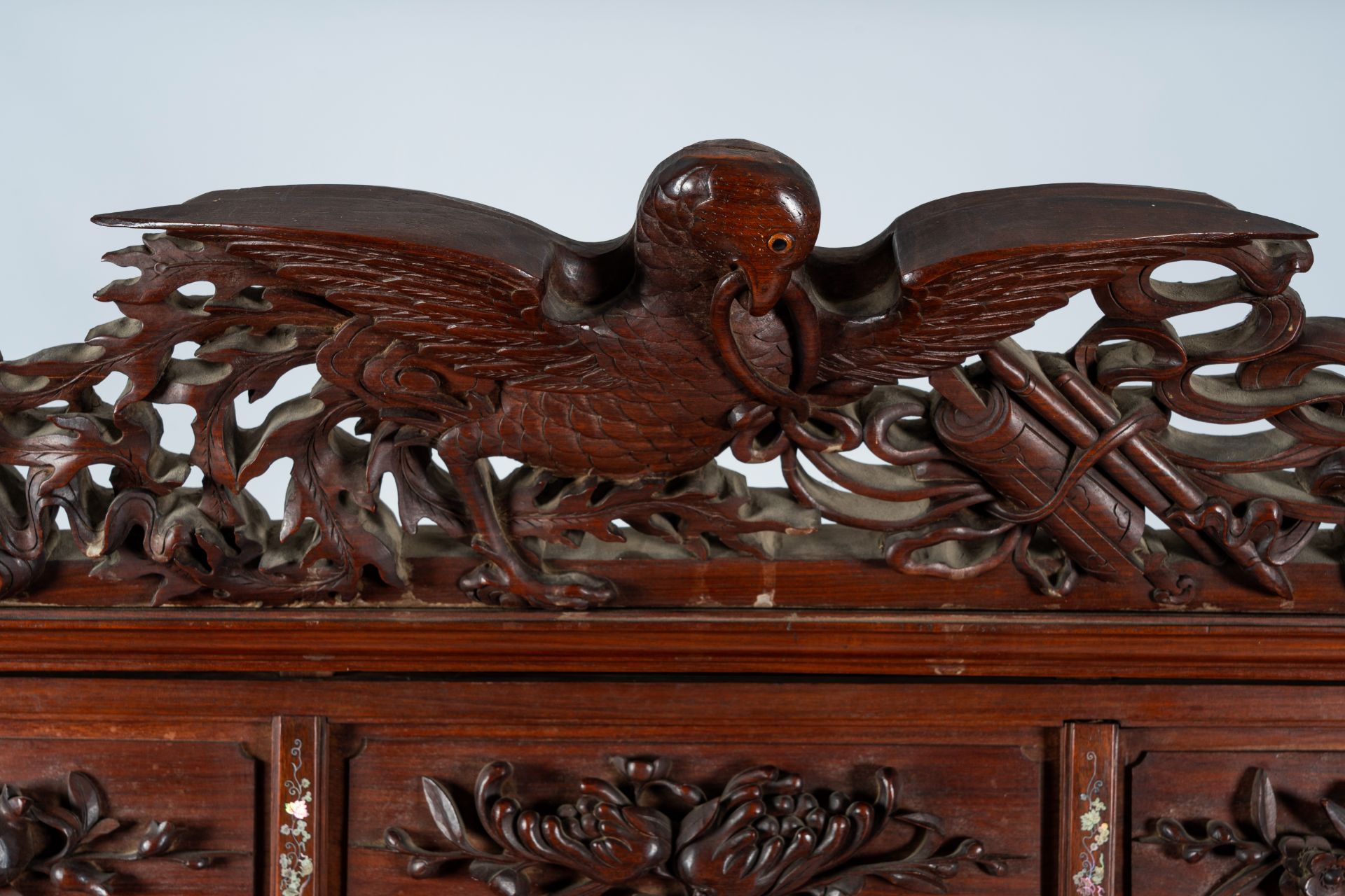 A Chinese or Vietnamese wooden four-door display cabinet with mother-of-pearl inlay, ca. 1900 - Image 4 of 15