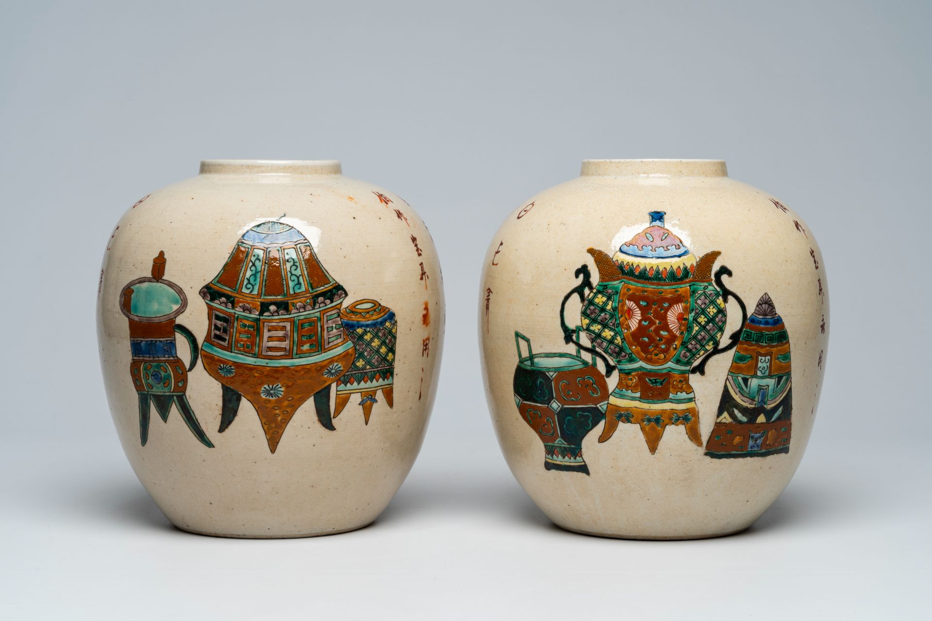 A pair of Chinese Nanking crackle glazed famille verte ginger jars with antiquities design, 19th C.
