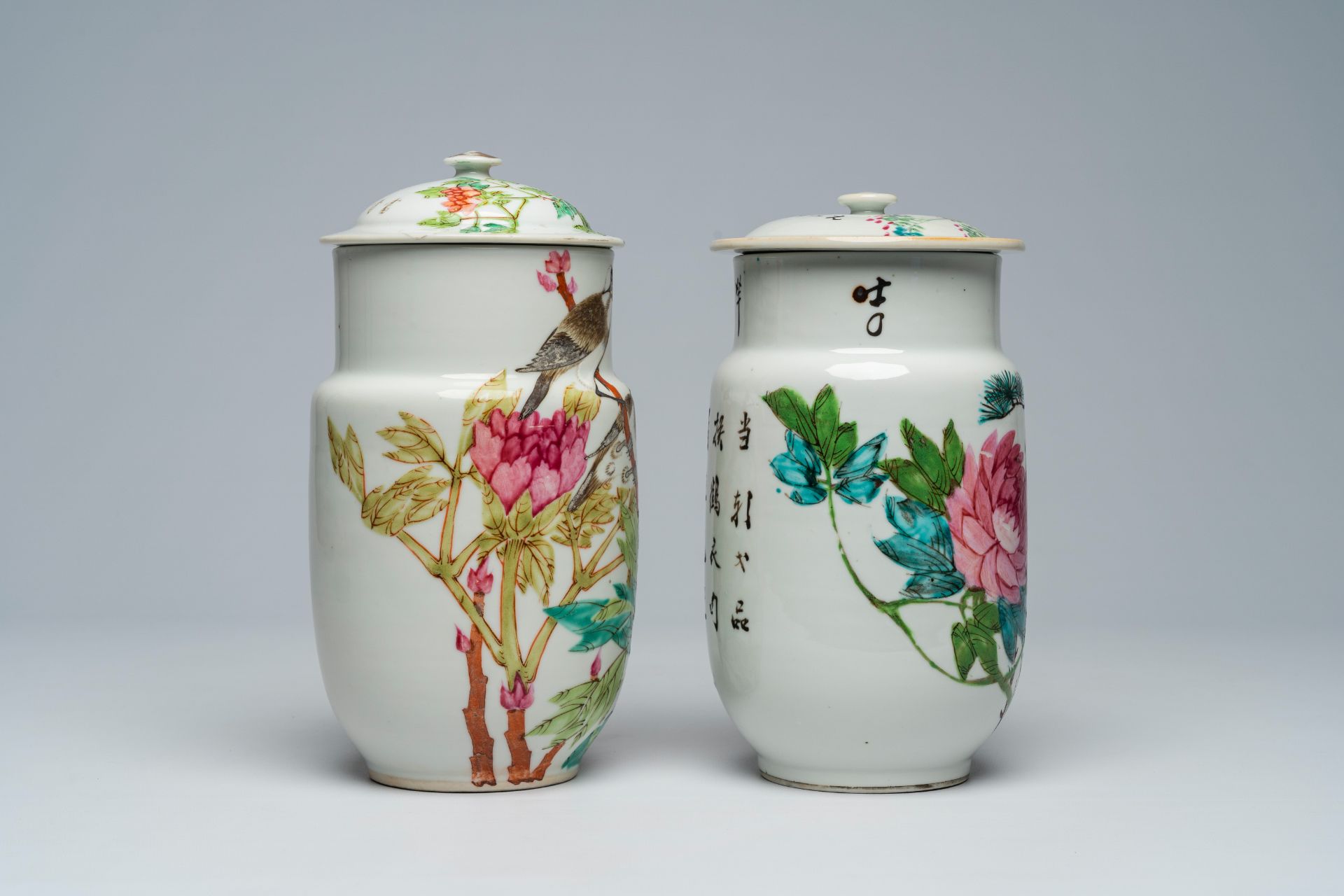 Two Chinese qianjiang cai jars and covers with birds among blossoming branches, 19th/20th C. - Image 5 of 8