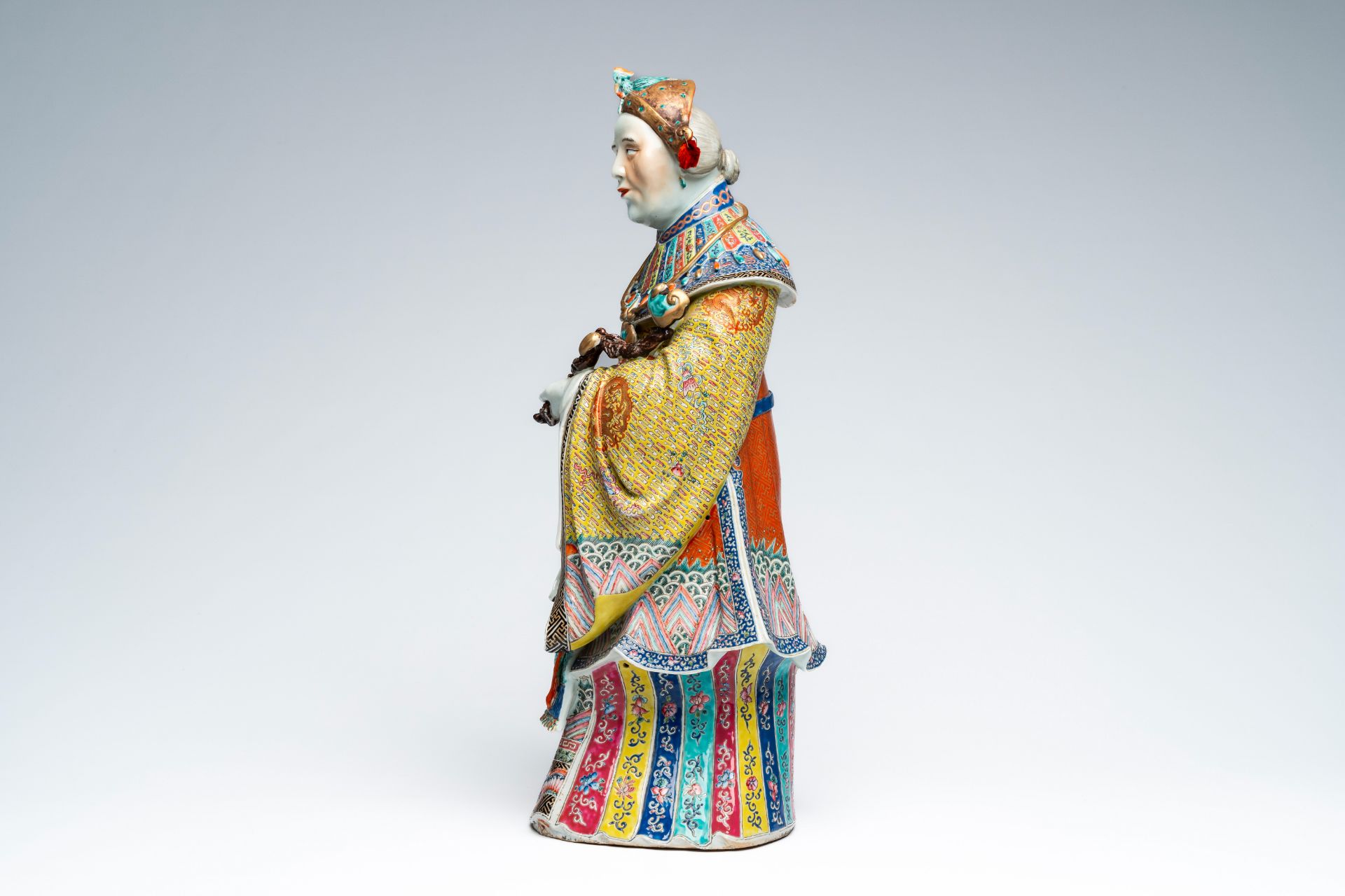 A Chinese famille rose figure of an elder holding a ruyi scepter, Republic, 20th C. - Image 3 of 7