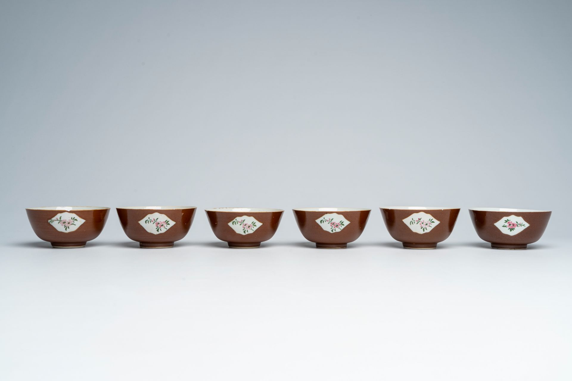 A varied collection of Chinese qianjiang cai and famille rose bowls with floral design and figures i - Image 10 of 14