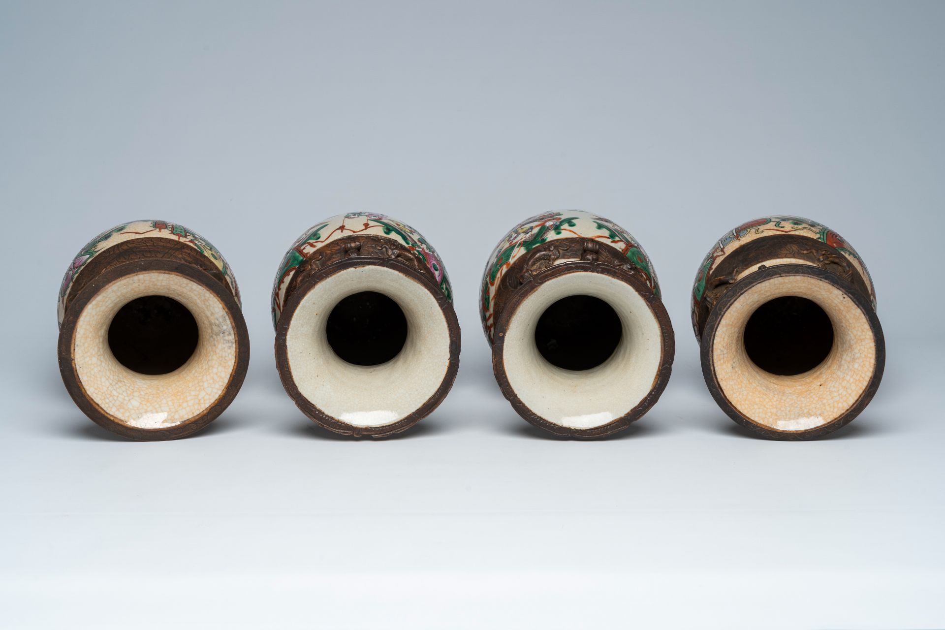 Two pairs of Chinese Nanking crackle glazed famille rose 'warrior' vases, 19th C. - Image 6 of 7