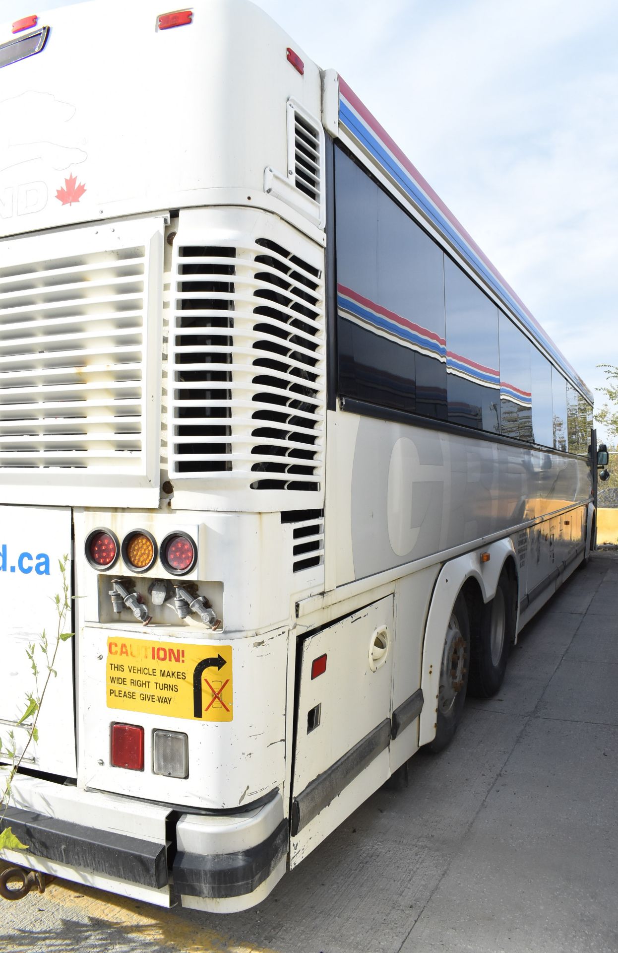 MOTOR COACH INDUSTRIES (2007) D4505 MOTOR COACH WITH DETROIT DIESEL SERIES 60 12.7L DIESEL ENGINE, - Image 3 of 15