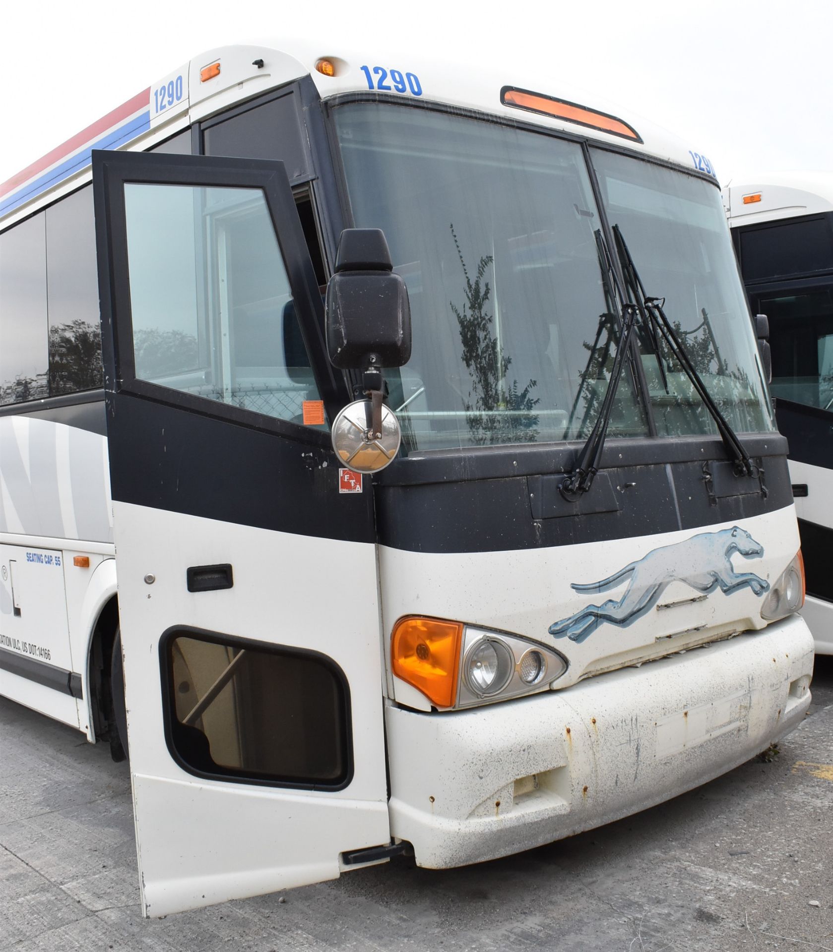 MOTOR COACH INDUSTRIES (2007) D4505 MOTOR COACH WITH DETROIT DIESEL SERIES 60 12.7L DIESEL ENGINE, - Image 2 of 13