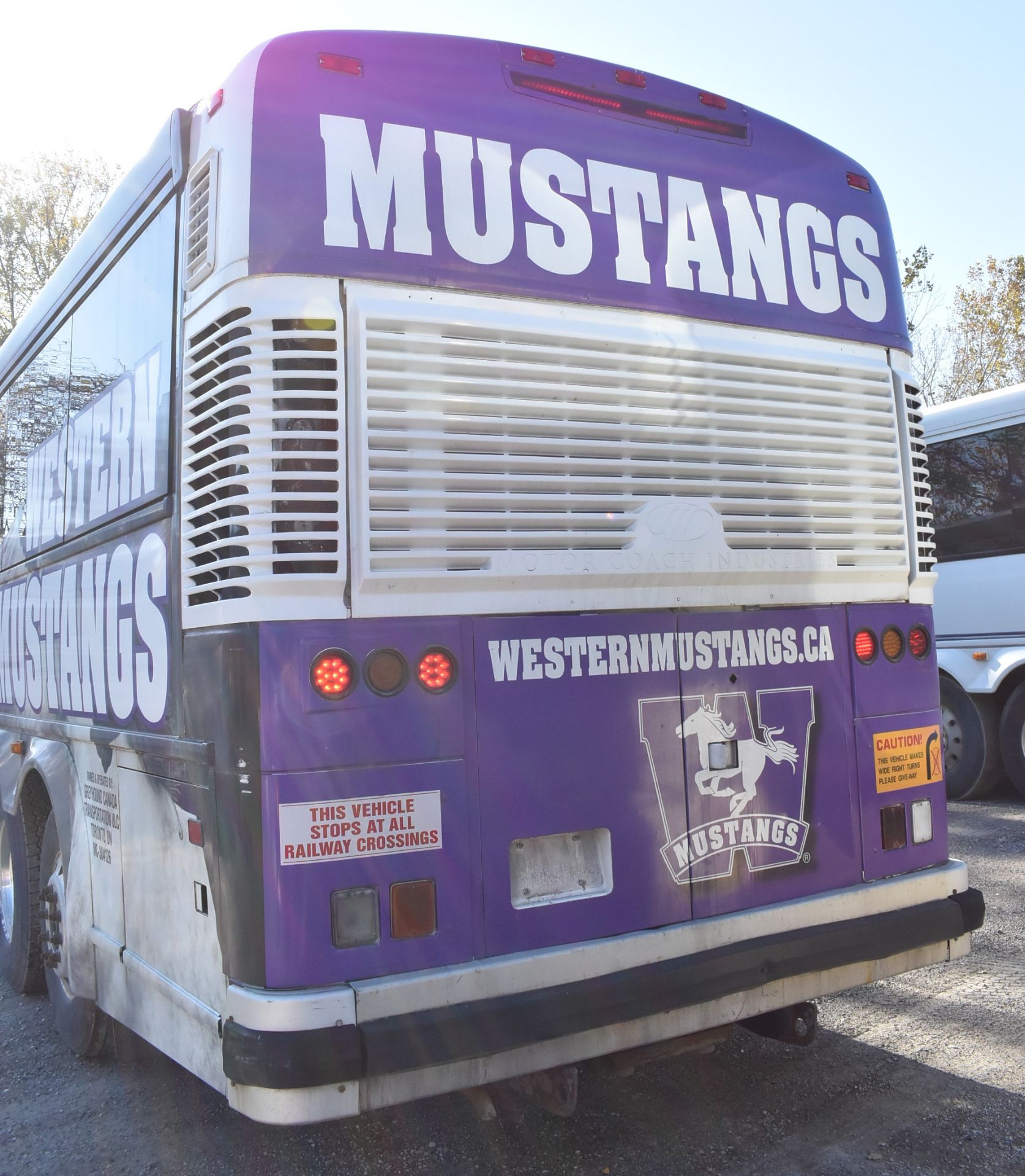 MOTOR COACH INDUSTRIES (2006) D4505 MOTOR COACH WITH DETROIT DIESEL SERIES 60 12.7L DIESEL ENGINE - Image 4 of 21