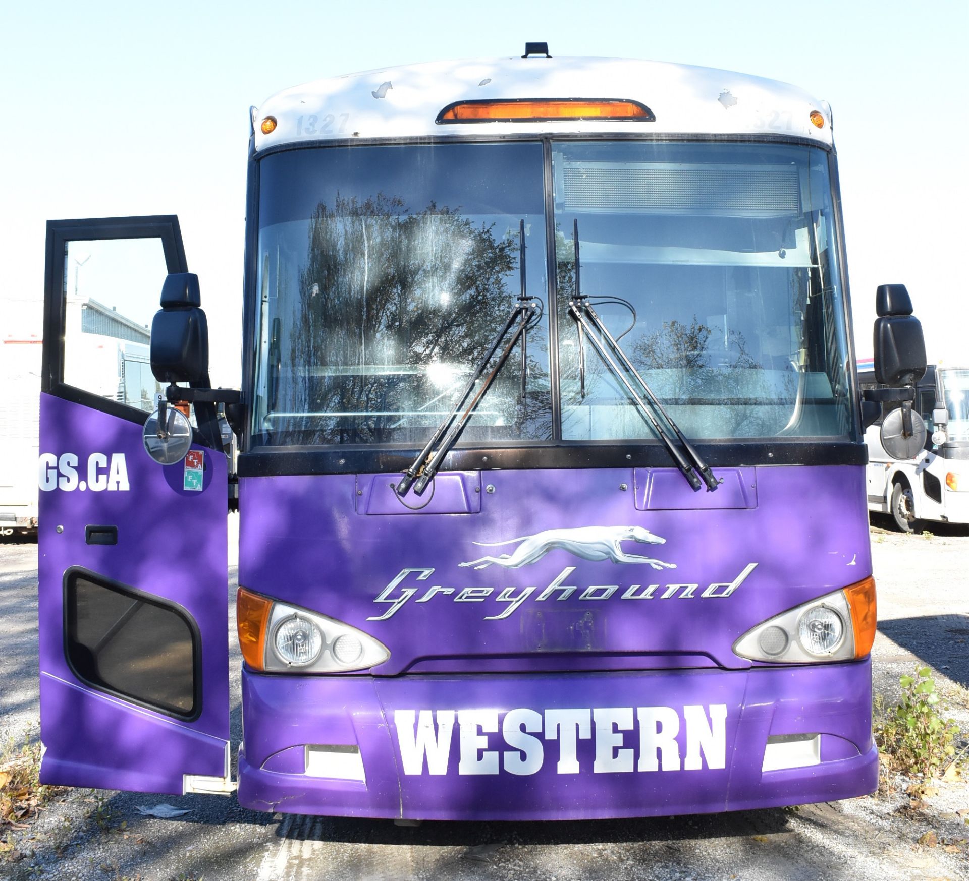 MOTOR COACH INDUSTRIES (2006) D4505 MOTOR COACH WITH DETROIT DIESEL SERIES 60 12.7L DIESEL ENGINE - Image 2 of 21