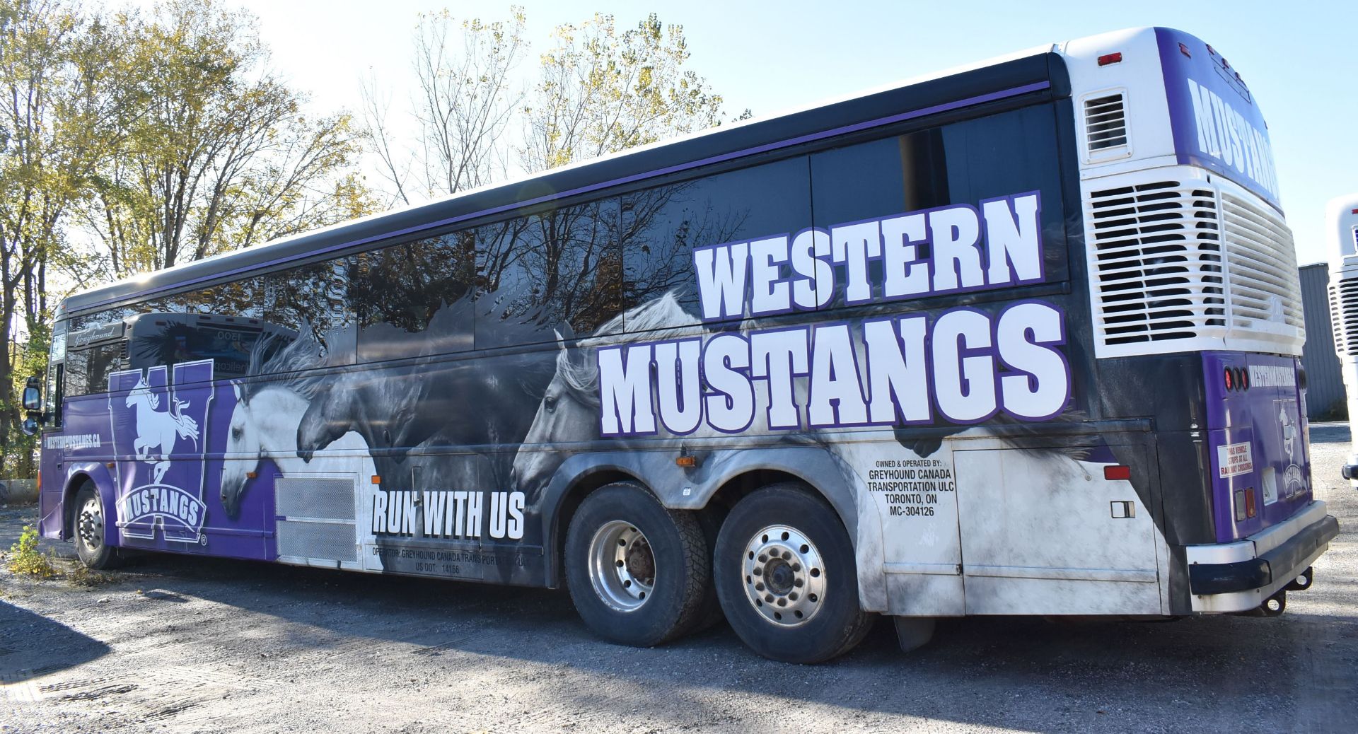 MOTOR COACH INDUSTRIES (2006) D4505 MOTOR COACH WITH DETROIT DIESEL SERIES 60 12.7L DIESEL ENGINE - Image 3 of 21