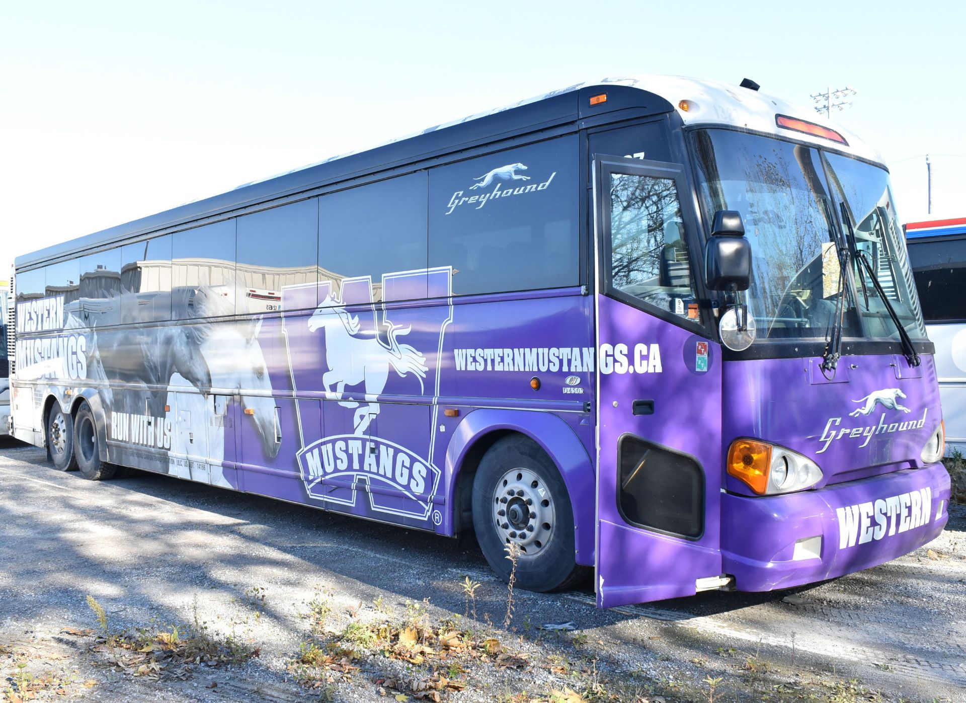 MOTOR COACH INDUSTRIES (2006) D4505 MOTOR COACH WITH DETROIT DIESEL SERIES 60 12.7L DIESEL ENGINE