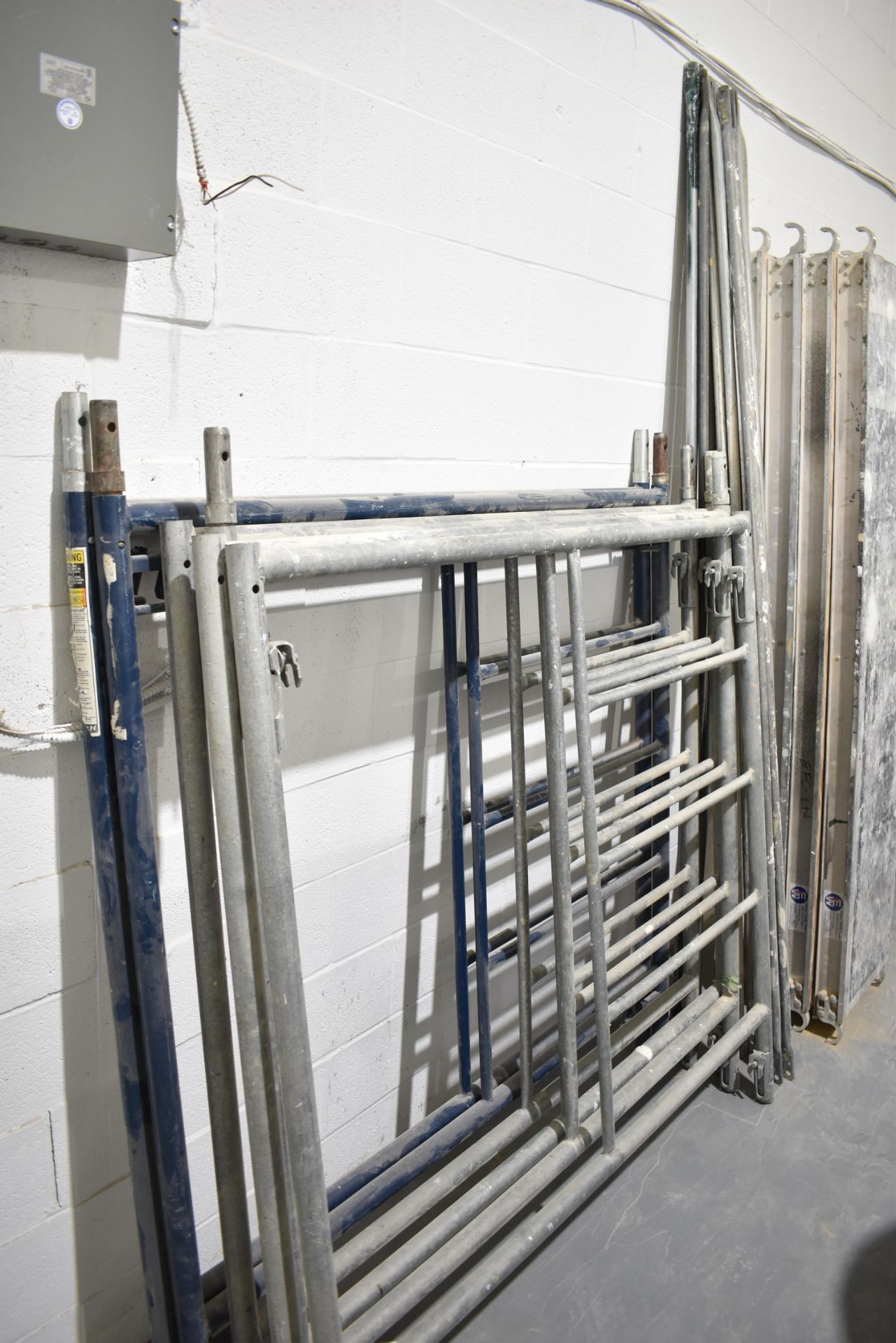 LOT/ SCAFFOLDING WITH 7' ALUMINUM PLANKS (CI) - Image 4 of 4