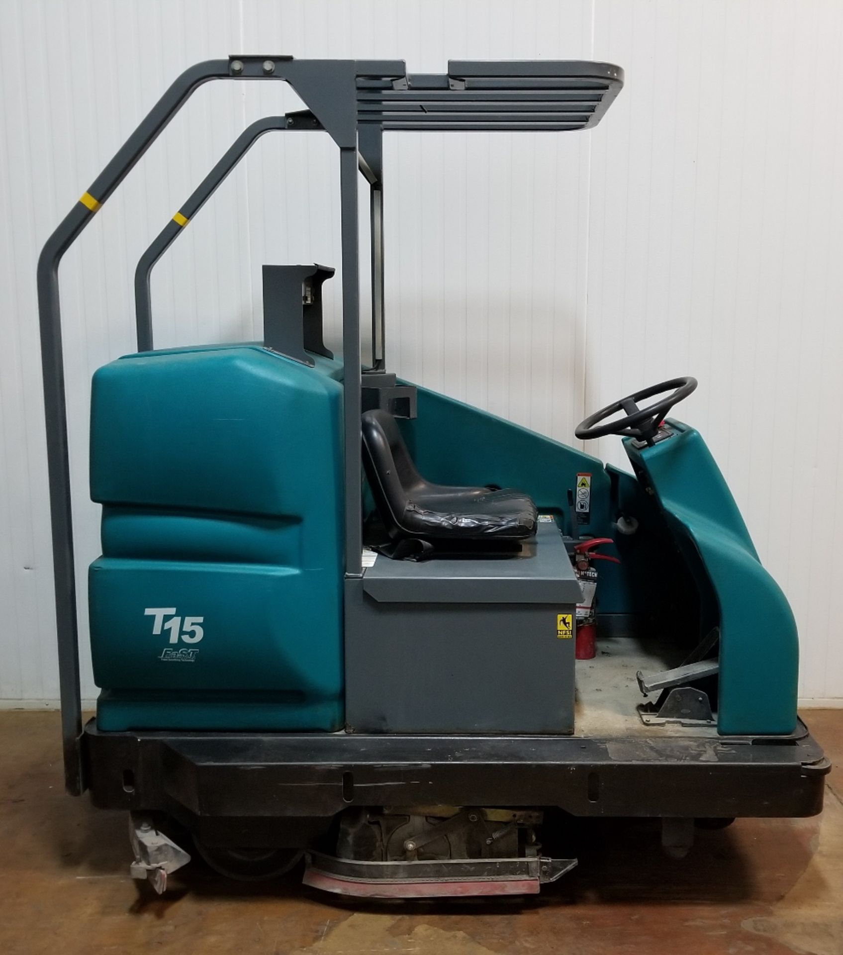 TENNANT (2008) T15 36V ELECTRIC RIDE-ON FLOOR SCRUBBER WITH 5,280 HOURS (RECORDED ON METER AT TIME