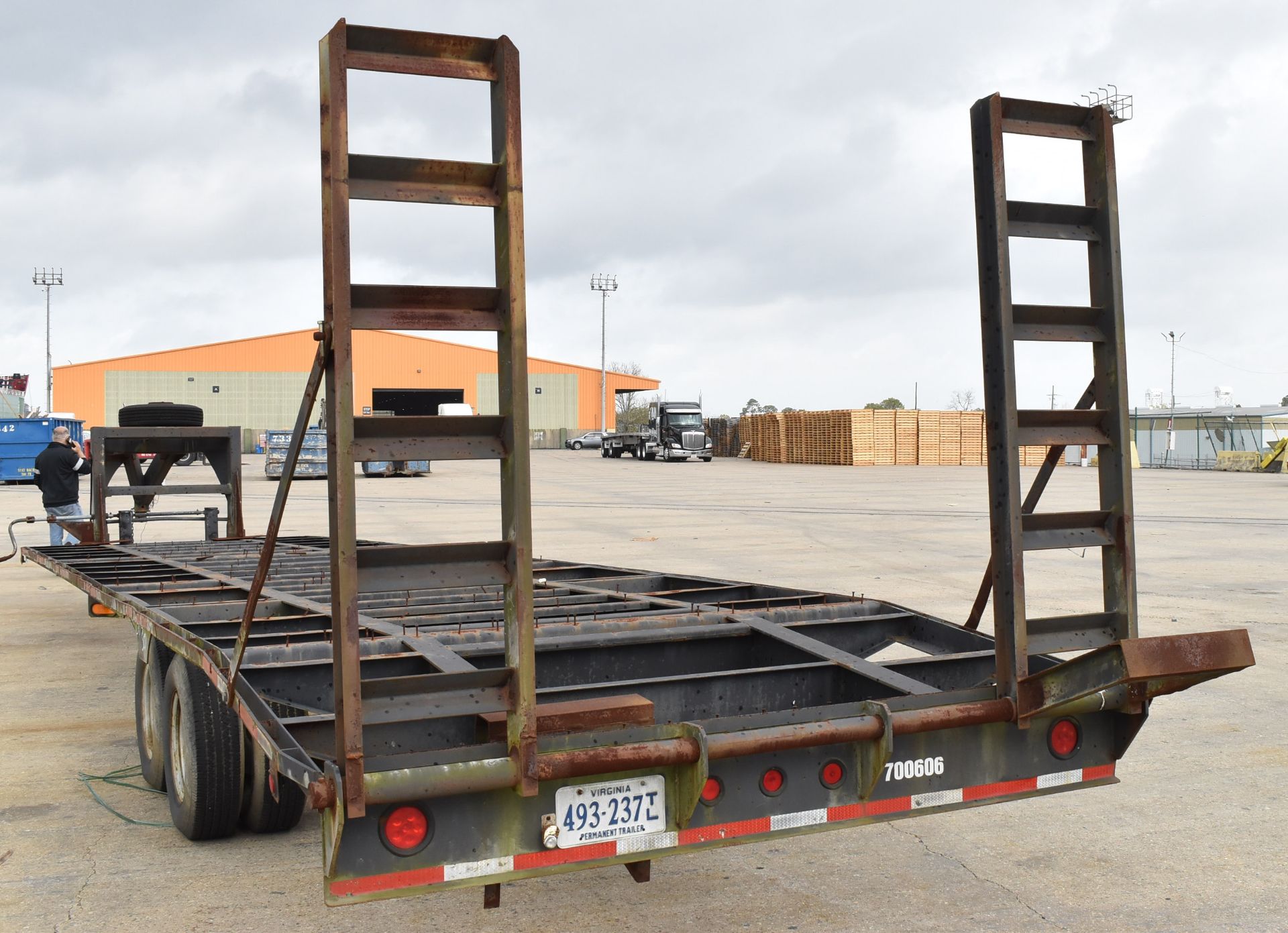 ABS WELDING APPROX. 20' TANDEM AXLE GOOSE NECK FLAT DECK TRAILER WITH 24,000 LB. GVWR CAPACITY, REAR - Image 4 of 7